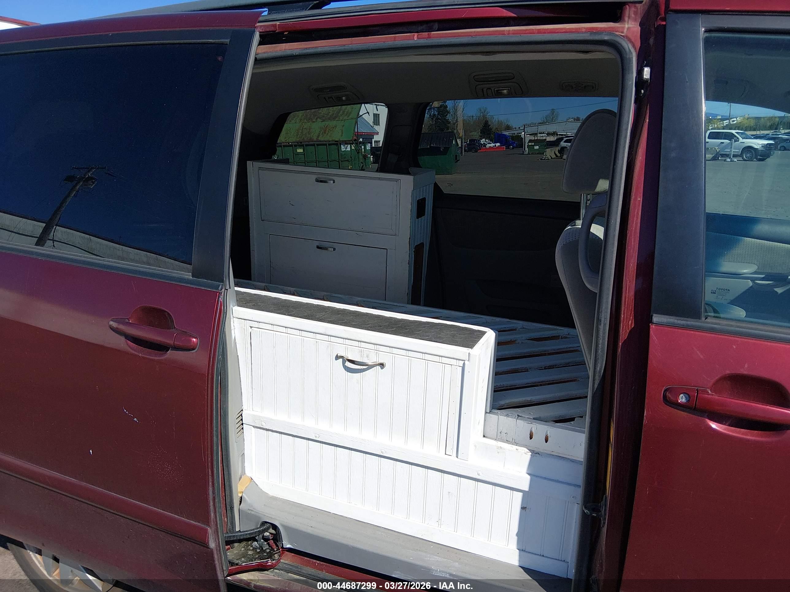 TOYOTA SIENNA image 8