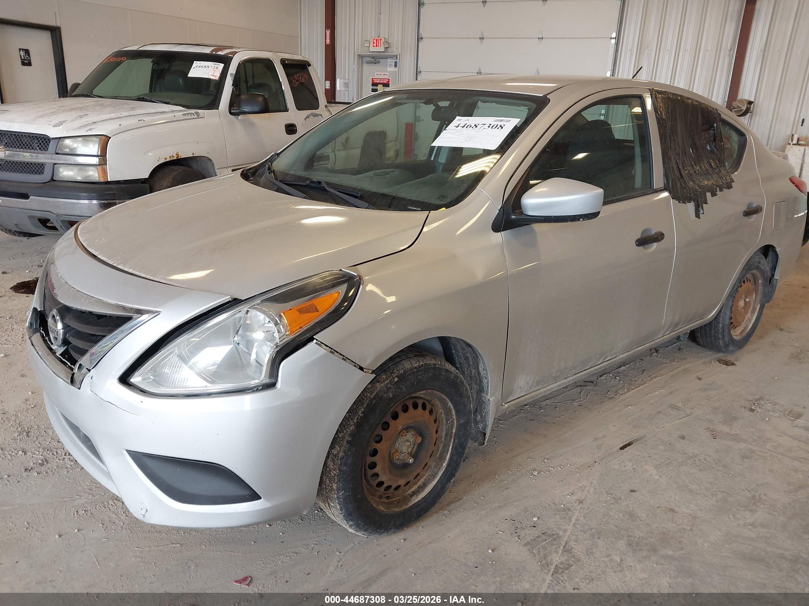 NISSAN VERSA image 2