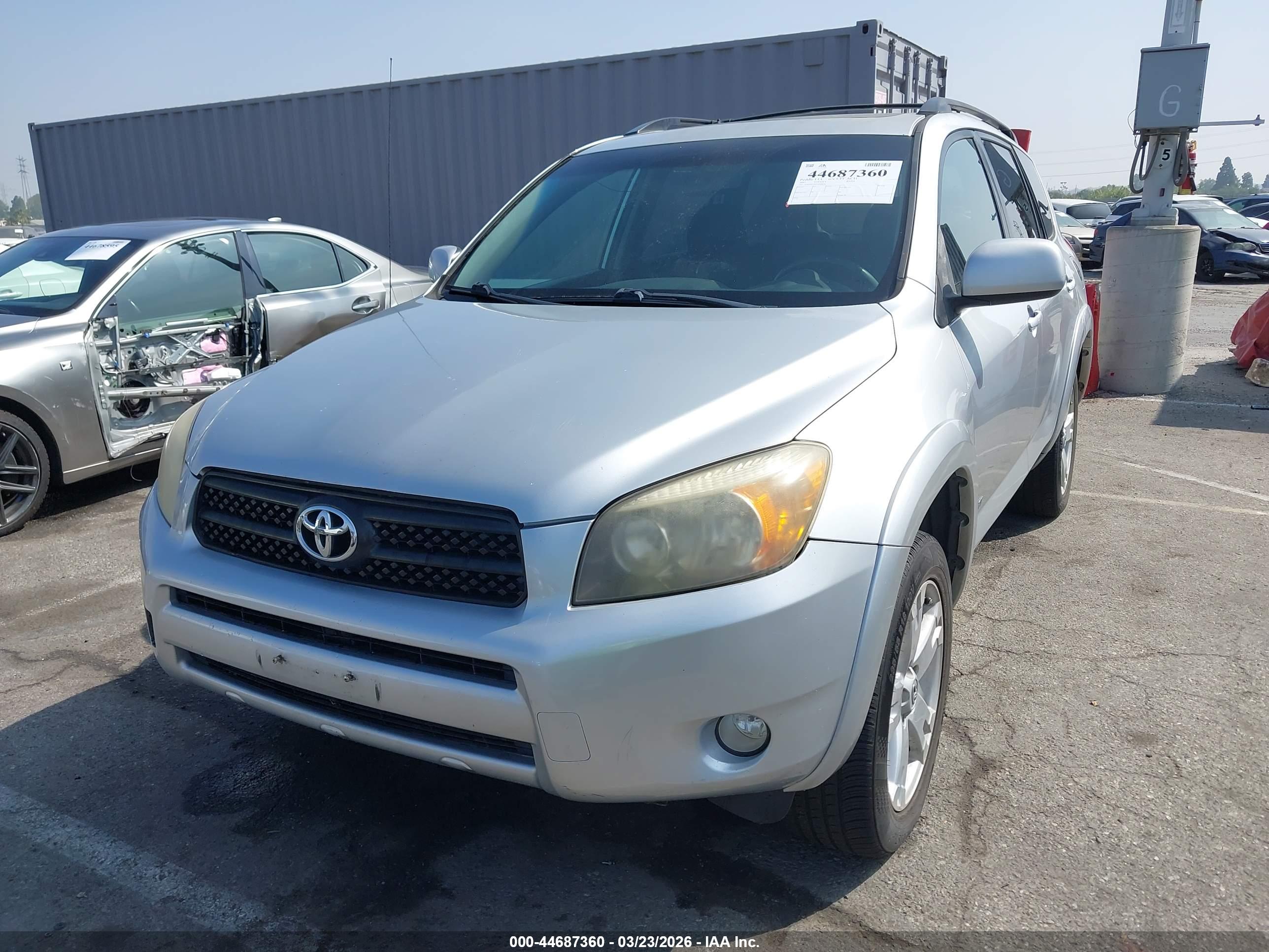 TOYOTA RAV4 image 2