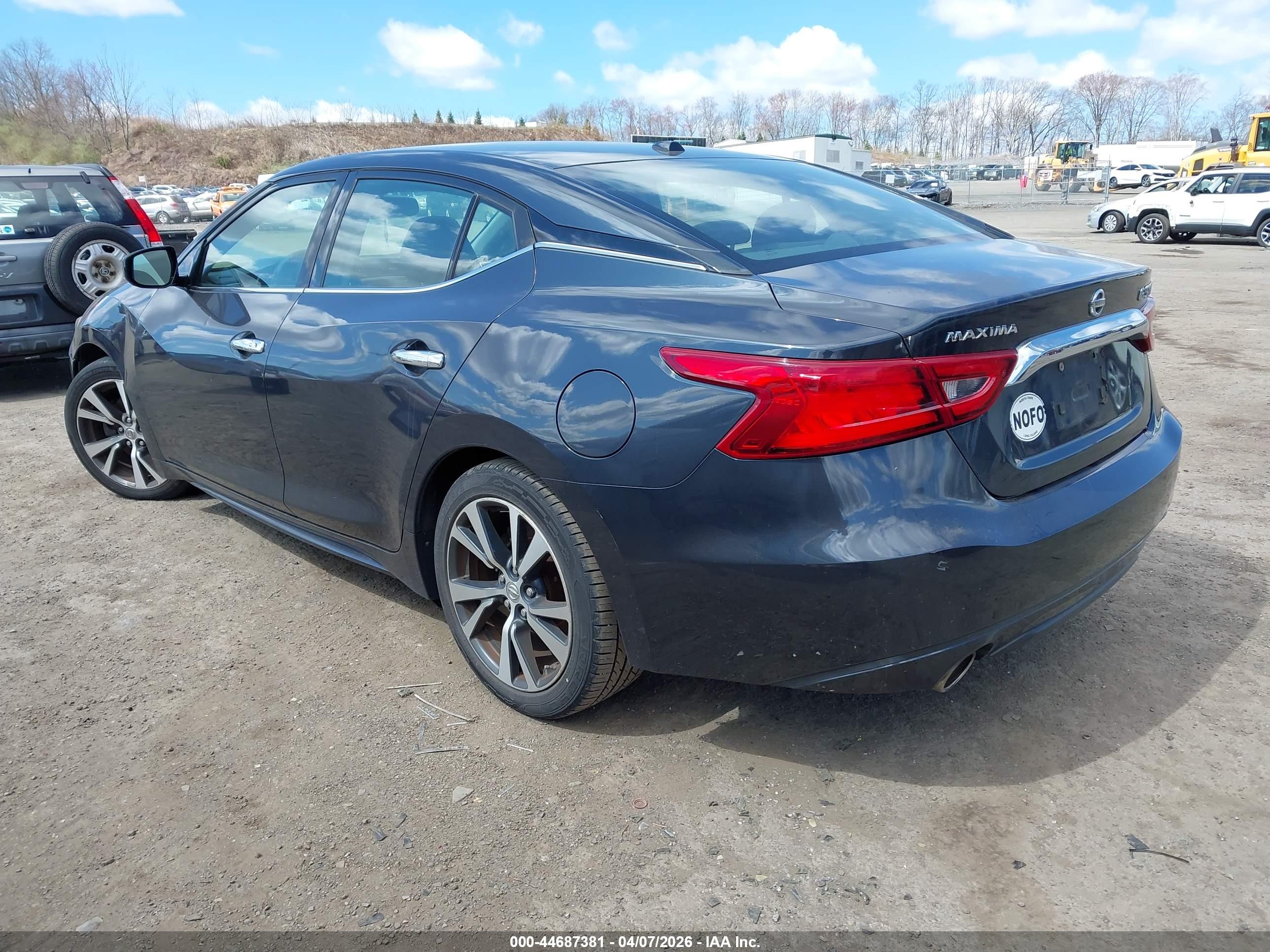 NISSAN MAXIMA image 3