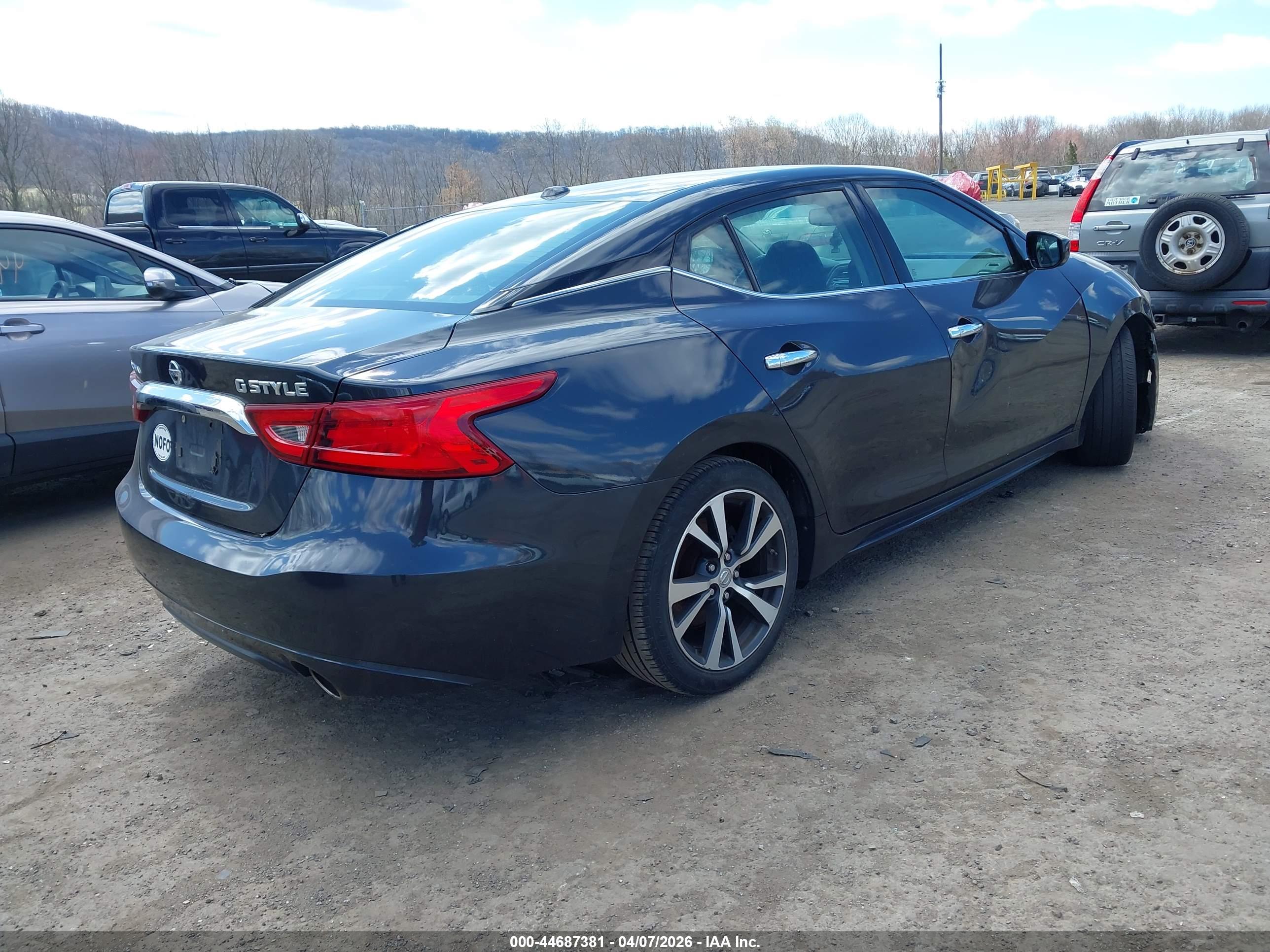 NISSAN MAXIMA image 4