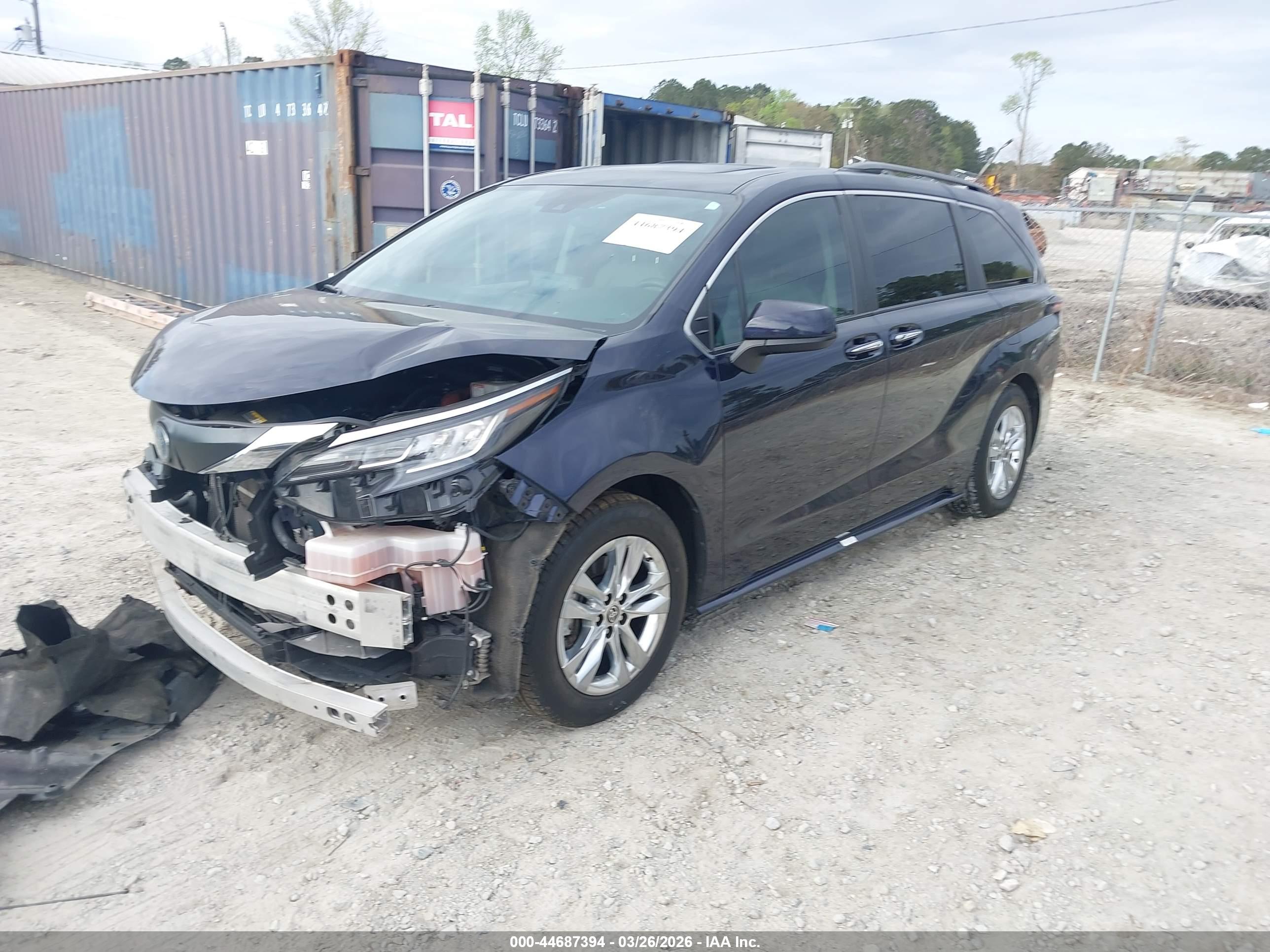 TOYOTA SIENNA image 2
