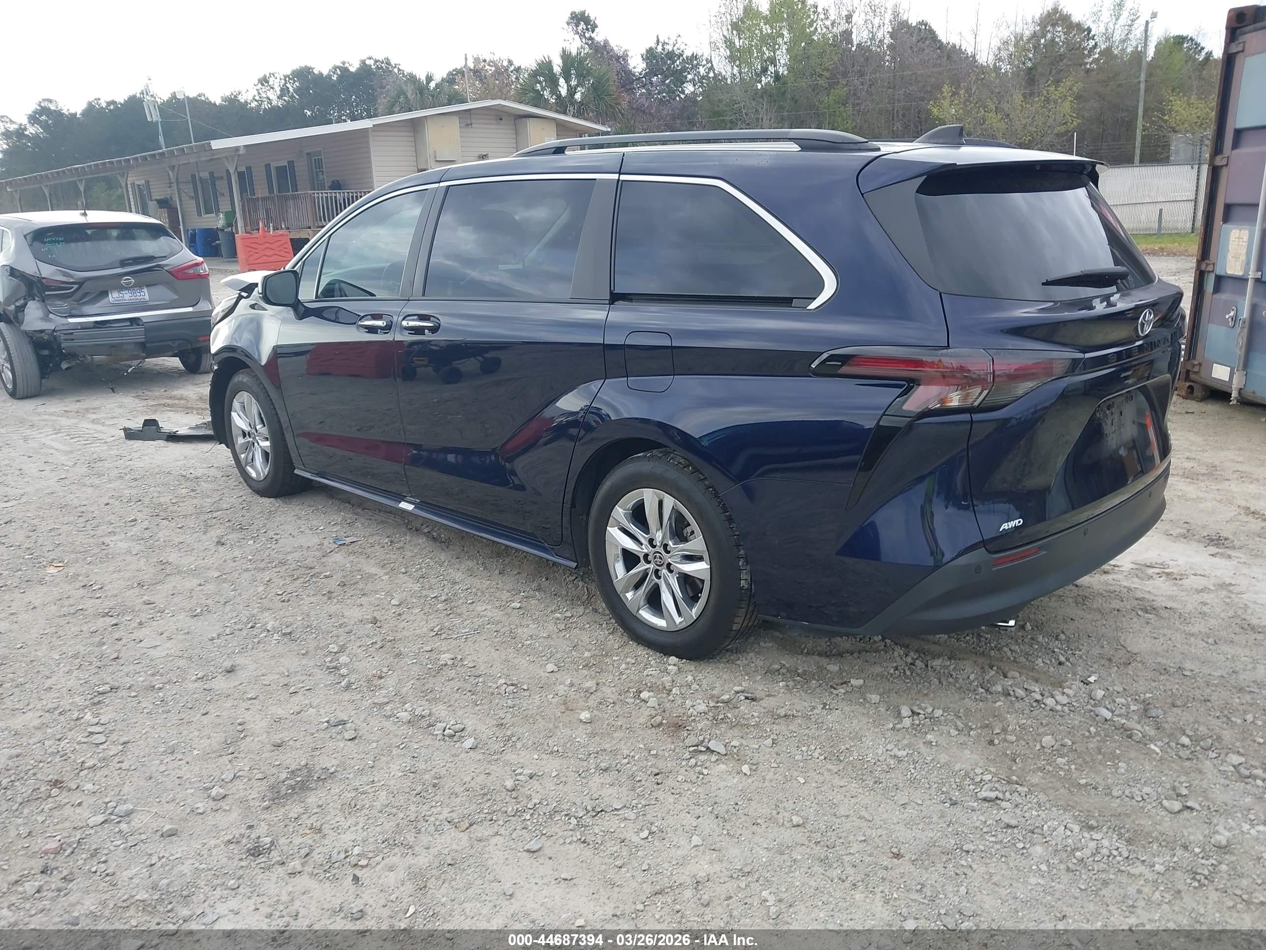 TOYOTA SIENNA image 3