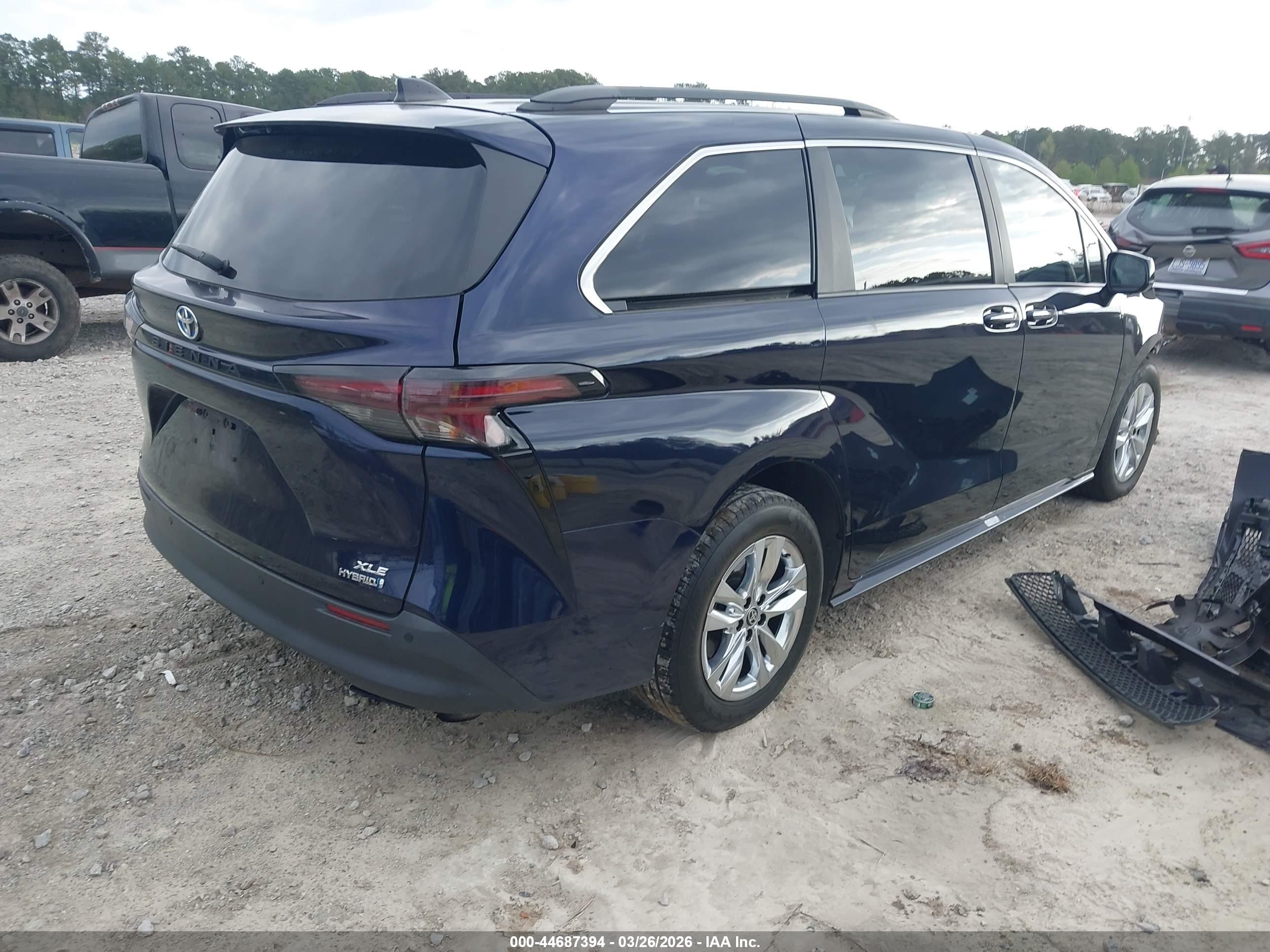 TOYOTA SIENNA image 4