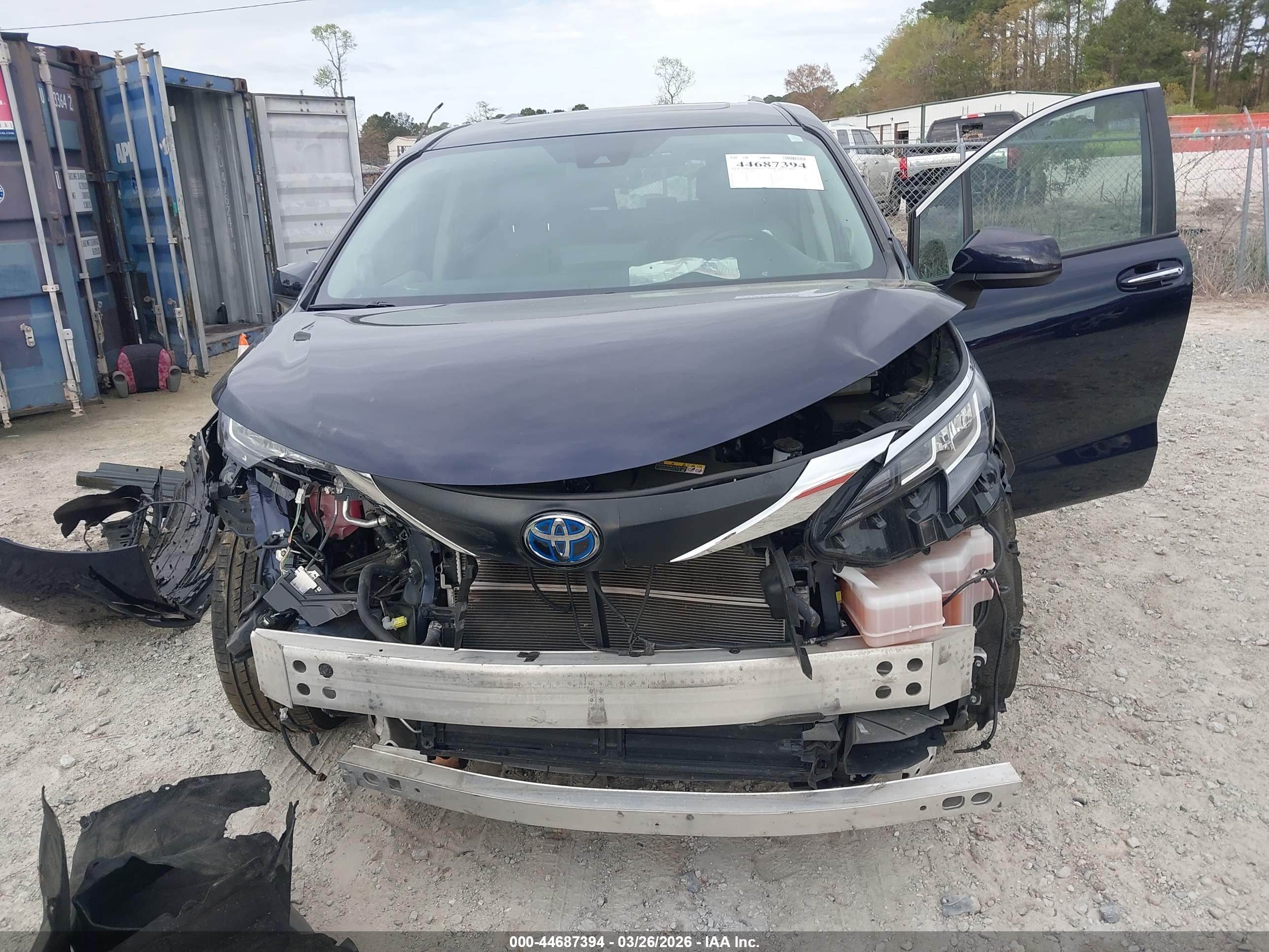 TOYOTA SIENNA image 6