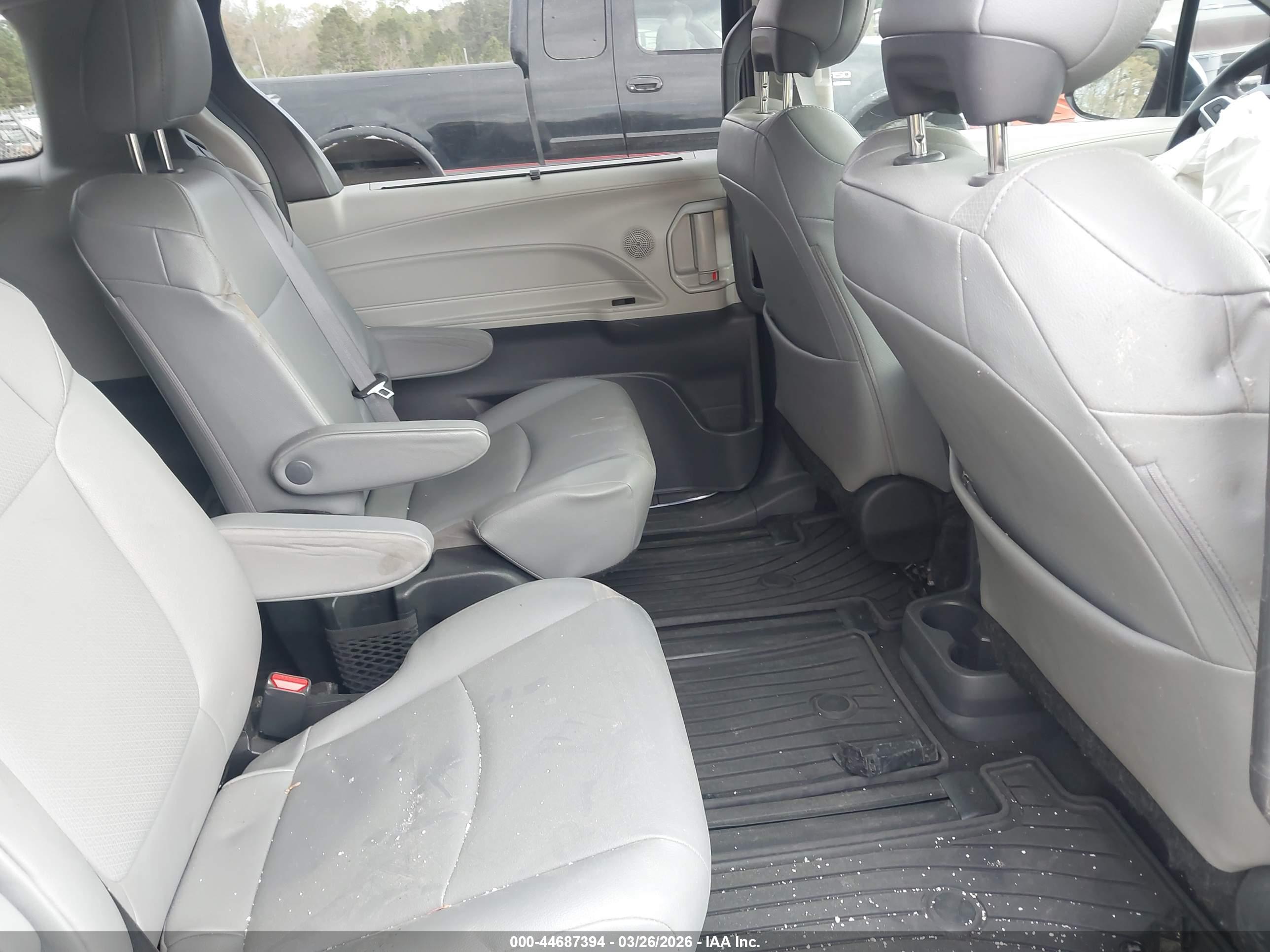 TOYOTA SIENNA image 8