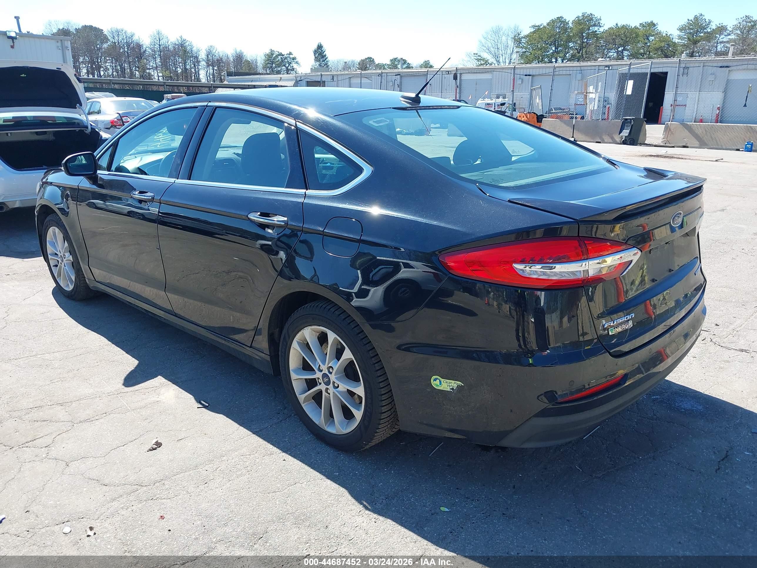 FORD FUSION image 3