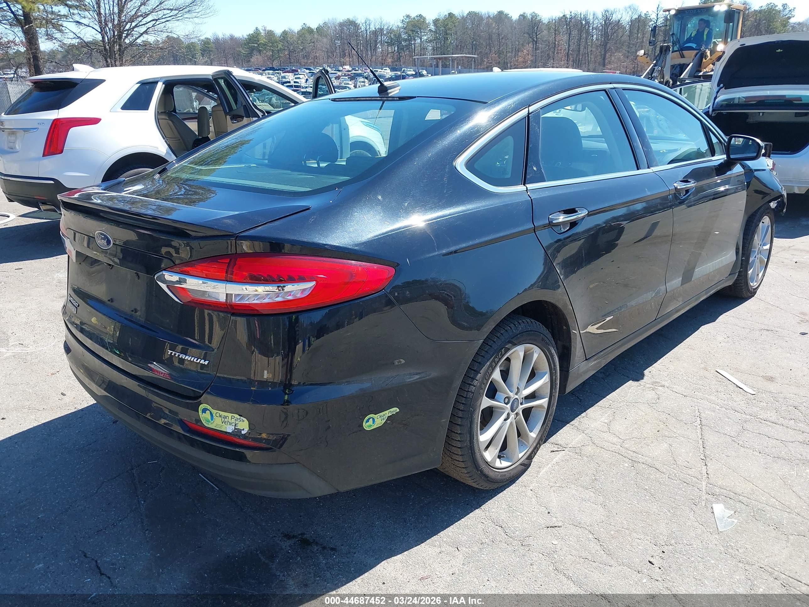 FORD FUSION image 4