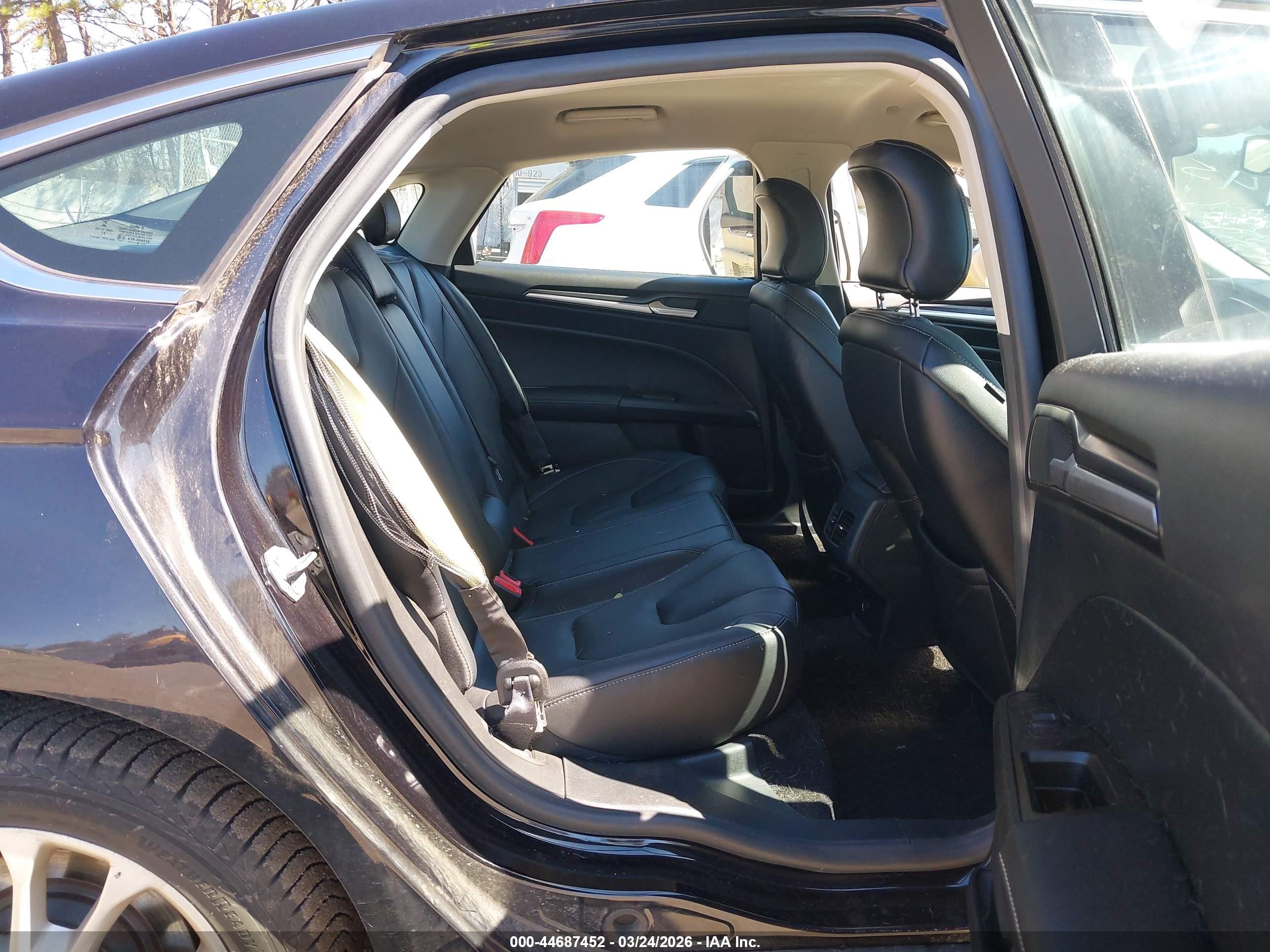 FORD FUSION image 8