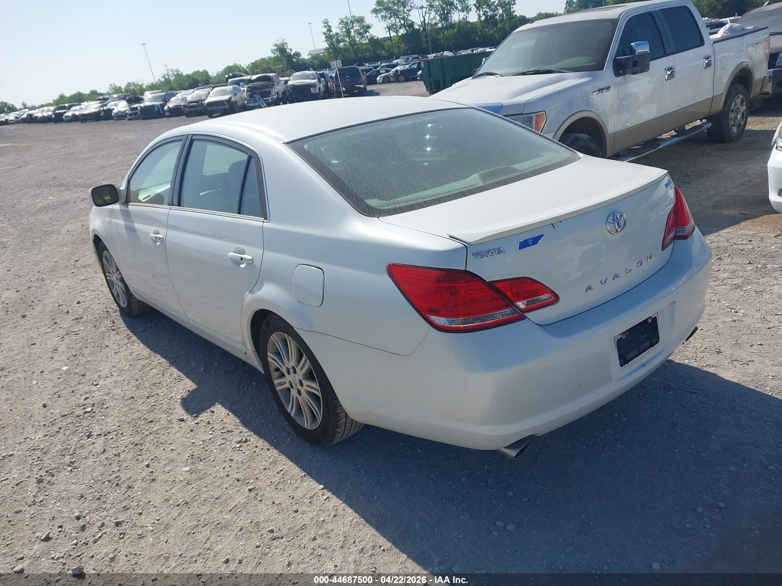 TOYOTA AVALON image 3