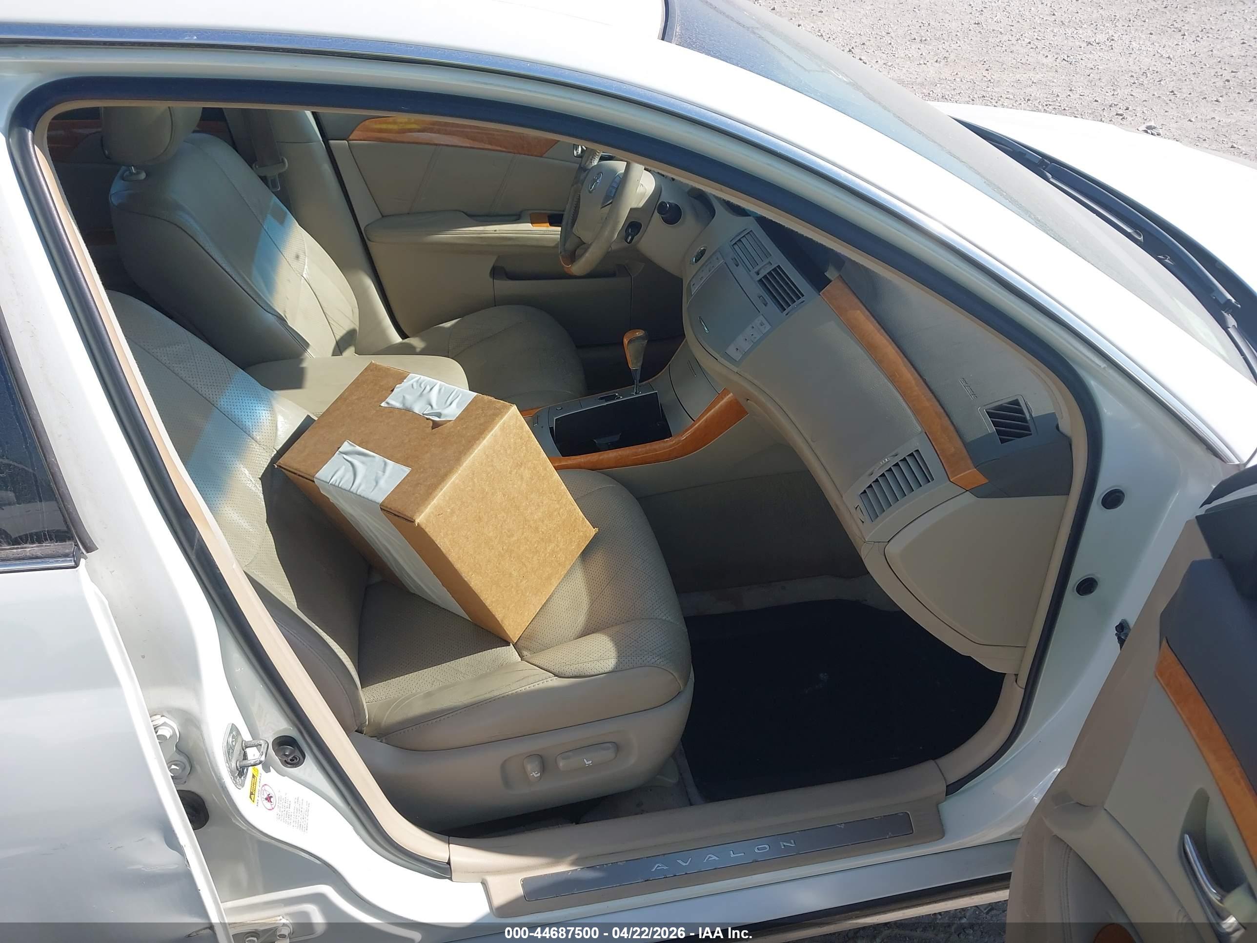 TOYOTA AVALON image 5