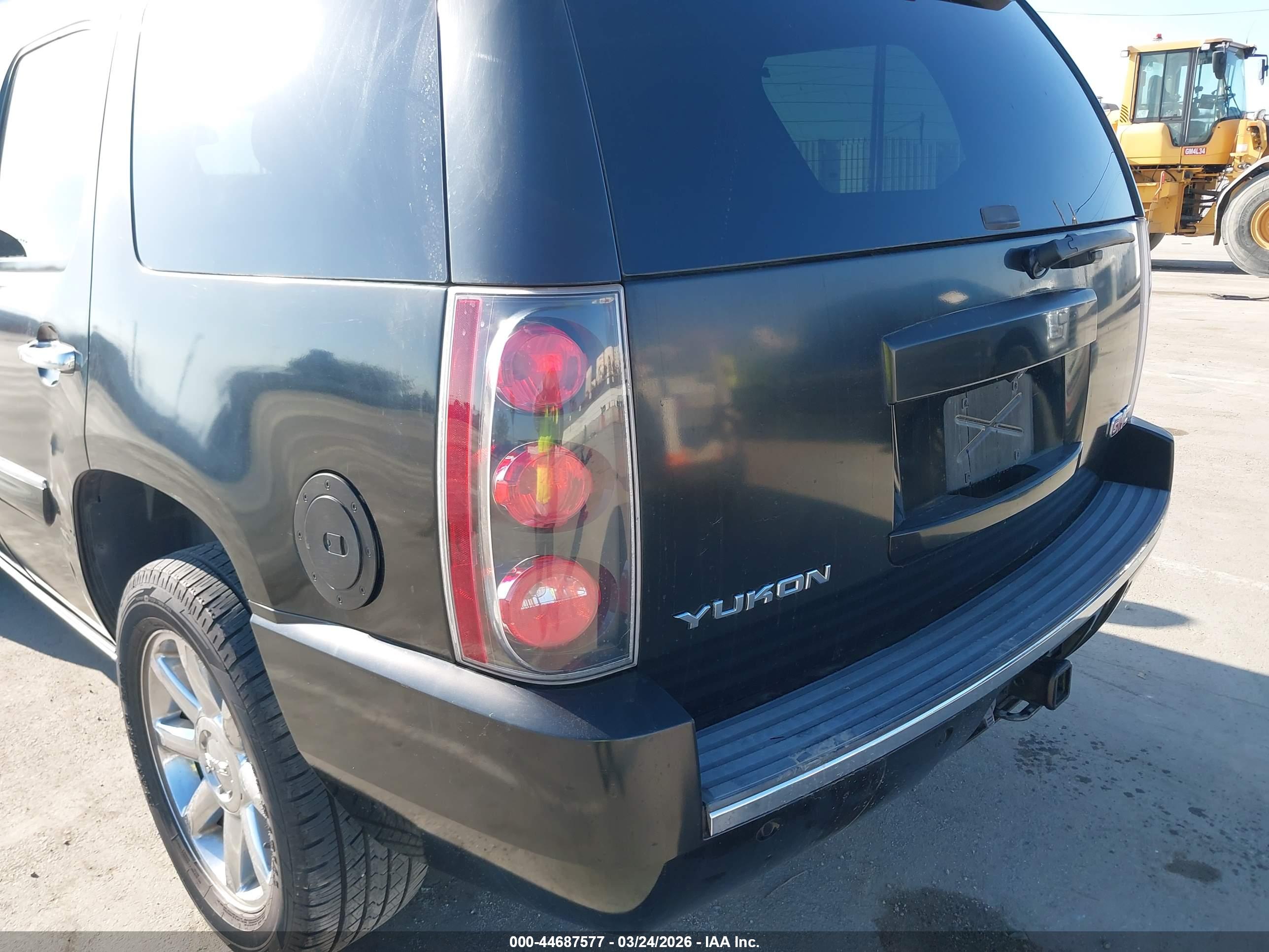 GMC YUKON image 6