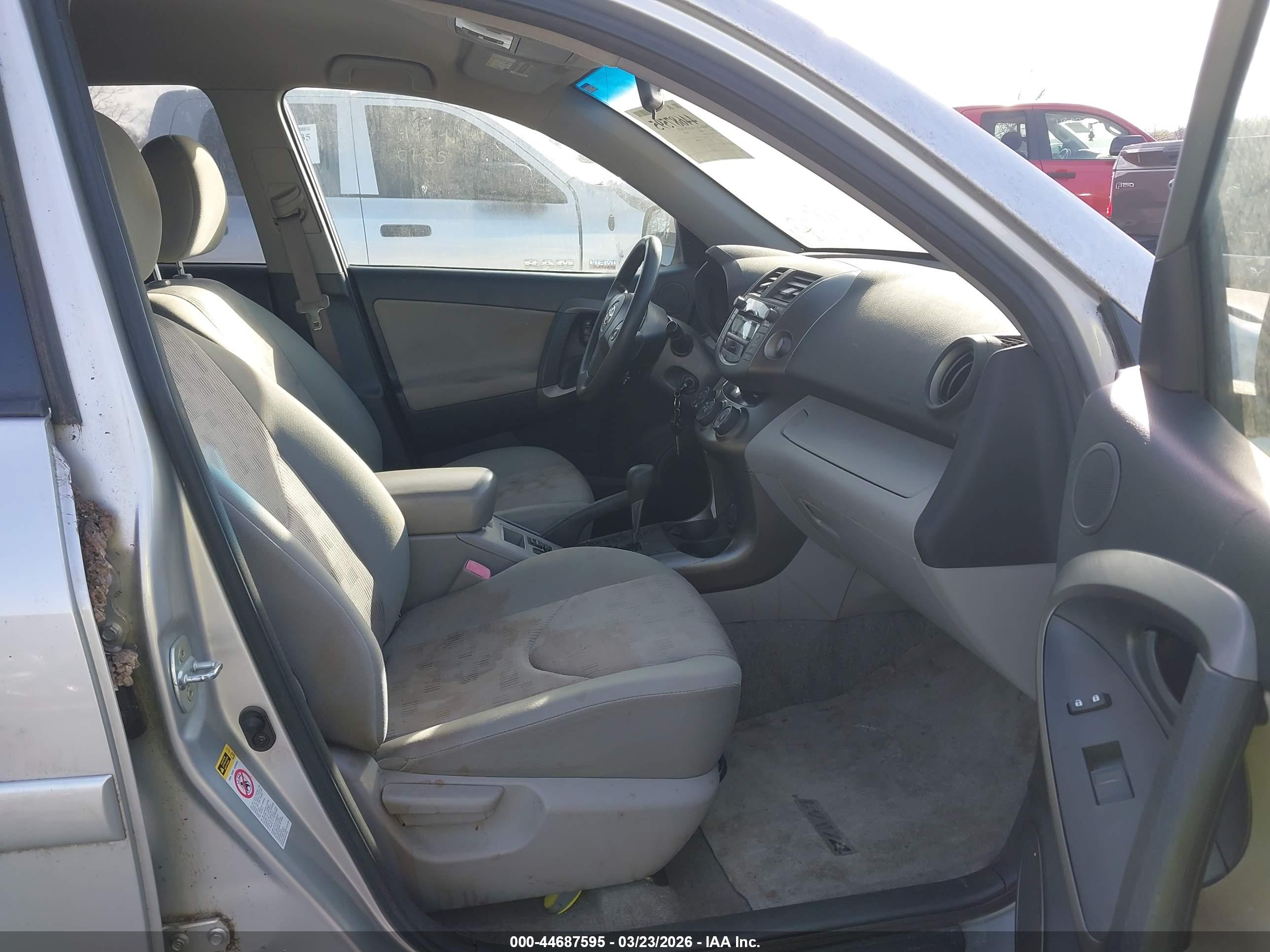 TOYOTA RAV4 image 5