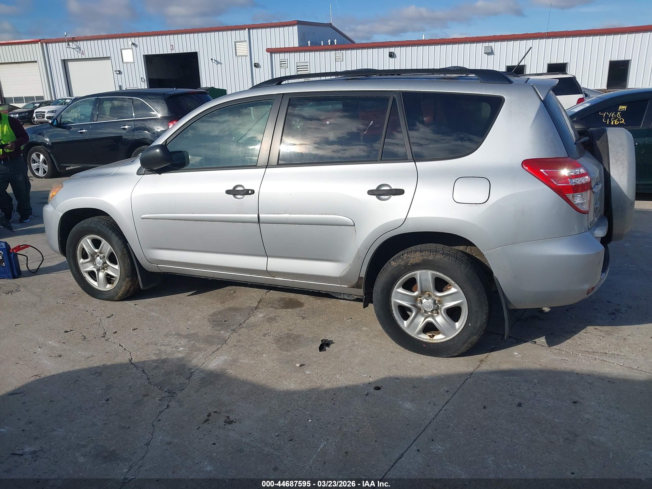 TOYOTA RAV4 image 6