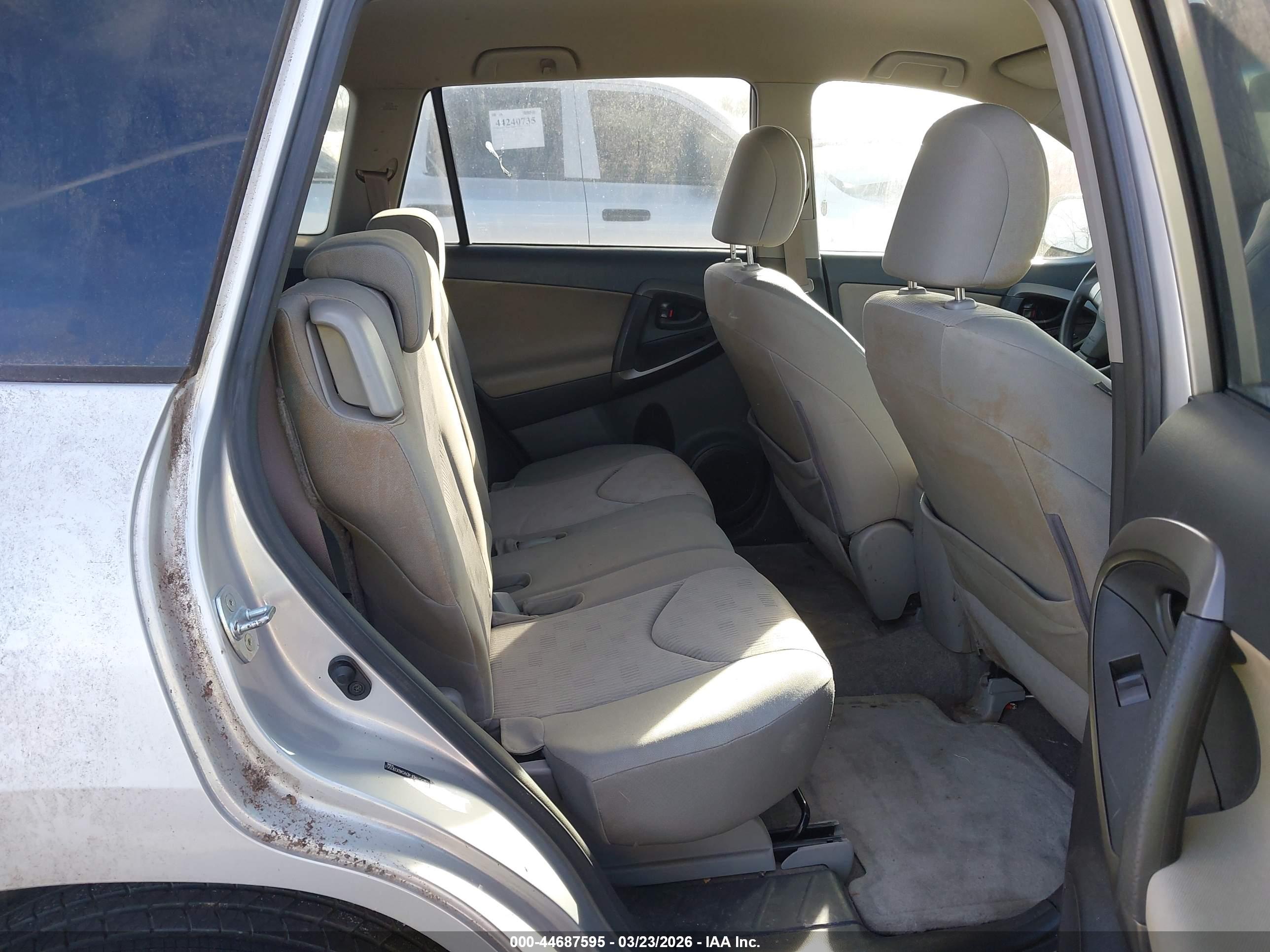 TOYOTA RAV4 image 8