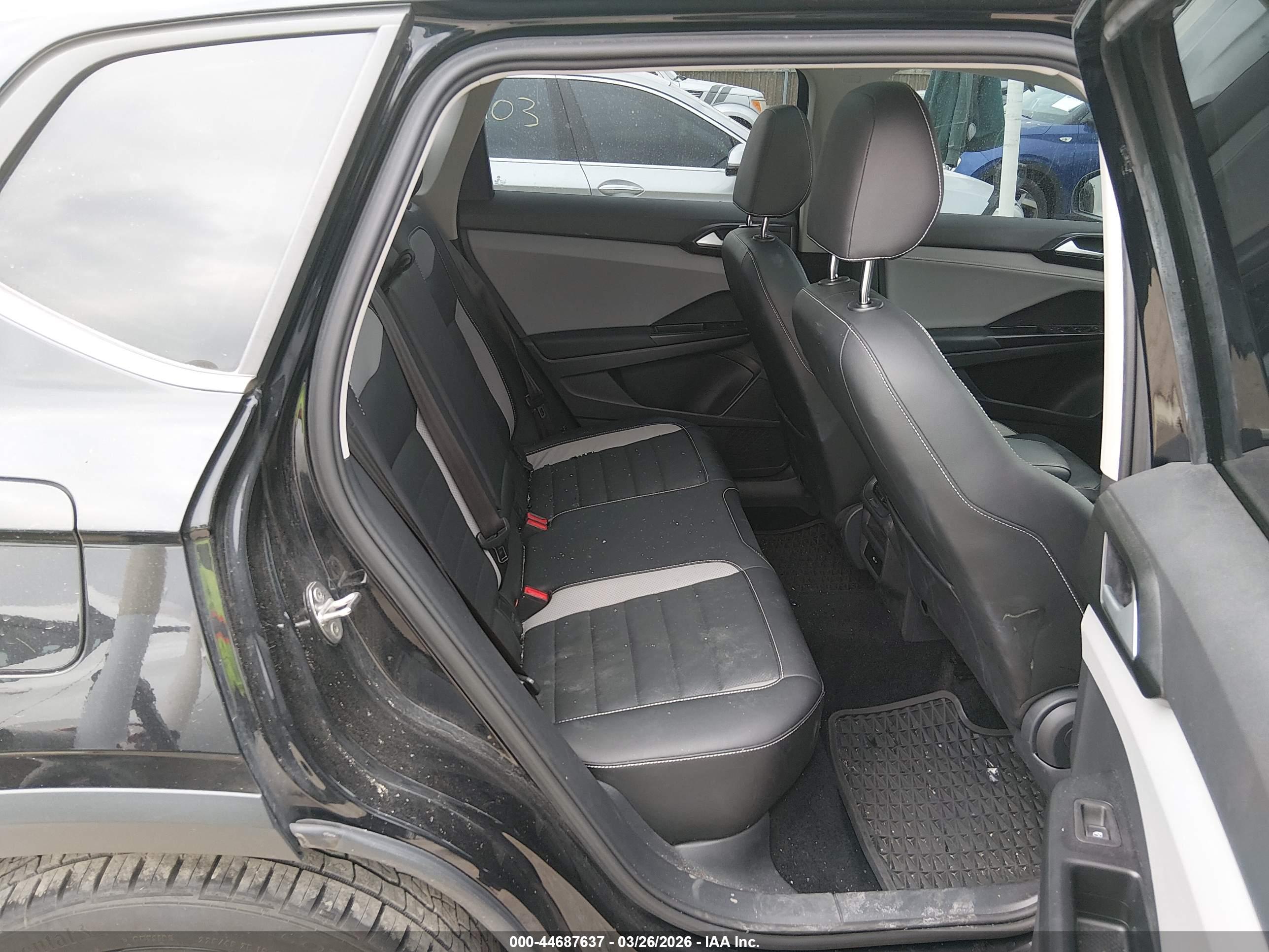 VOLKSWAGEN TAOS image 8
