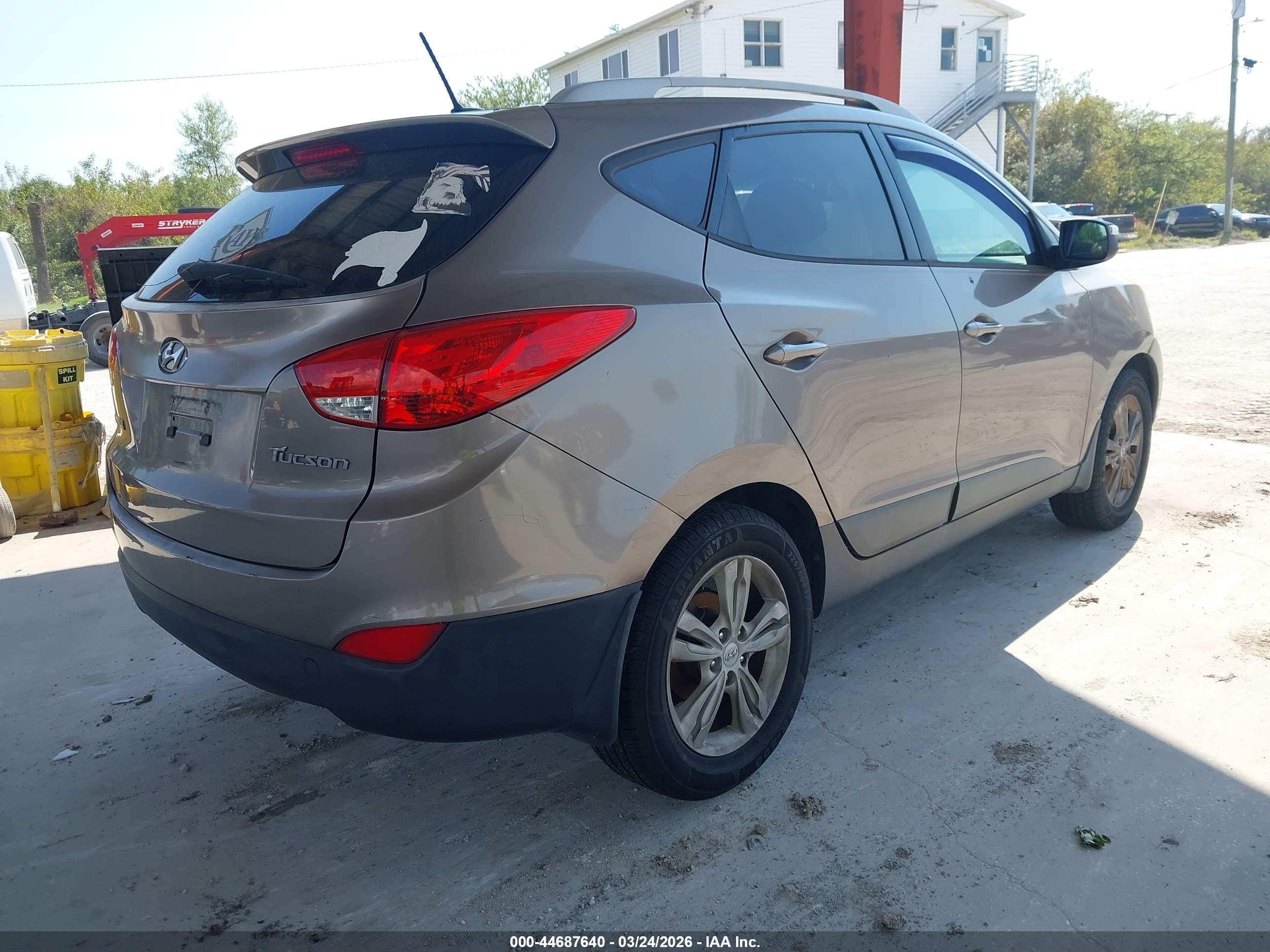 HYUNDAI TUCSON image 4