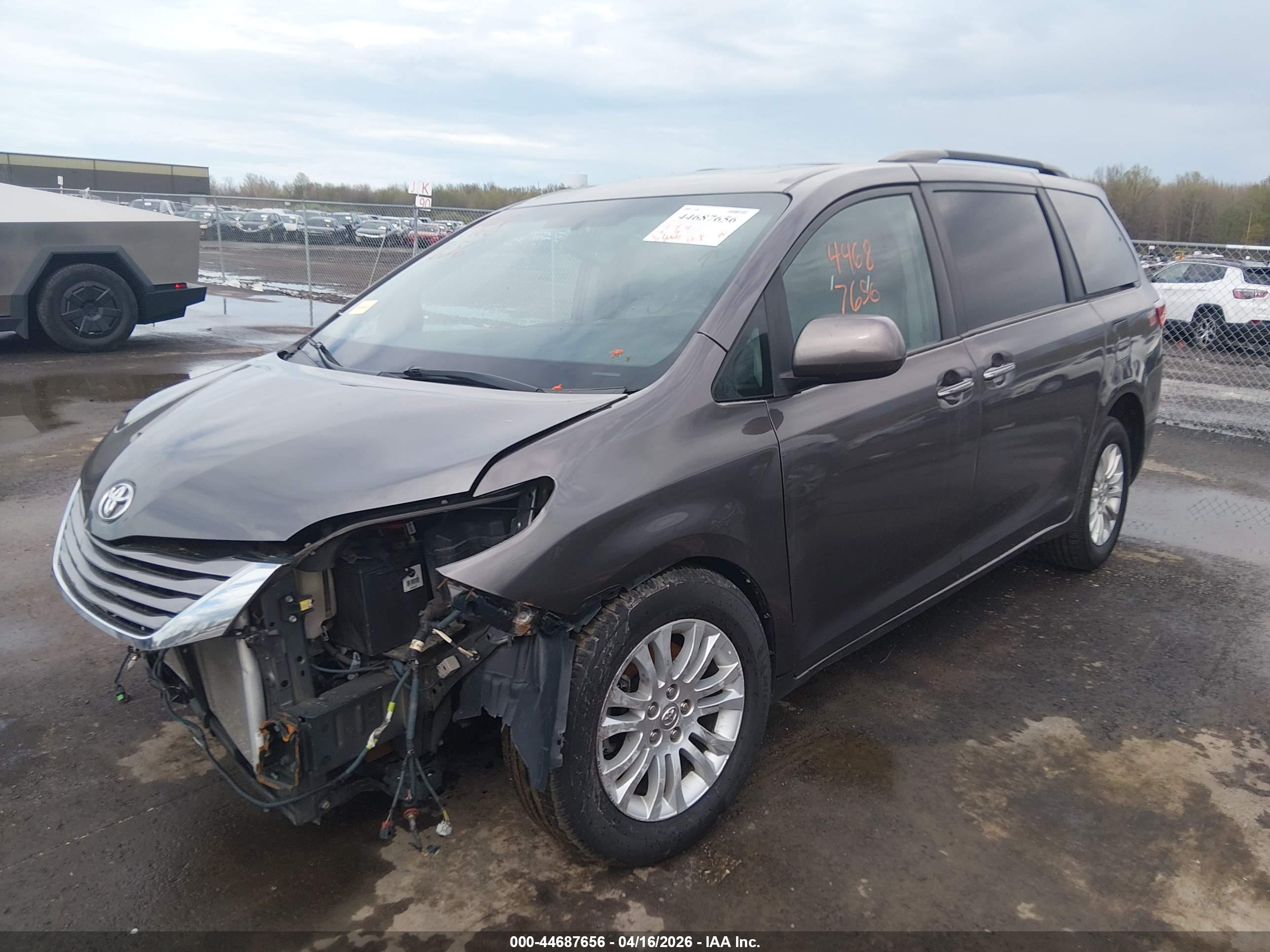 TOYOTA SIENNA image 2