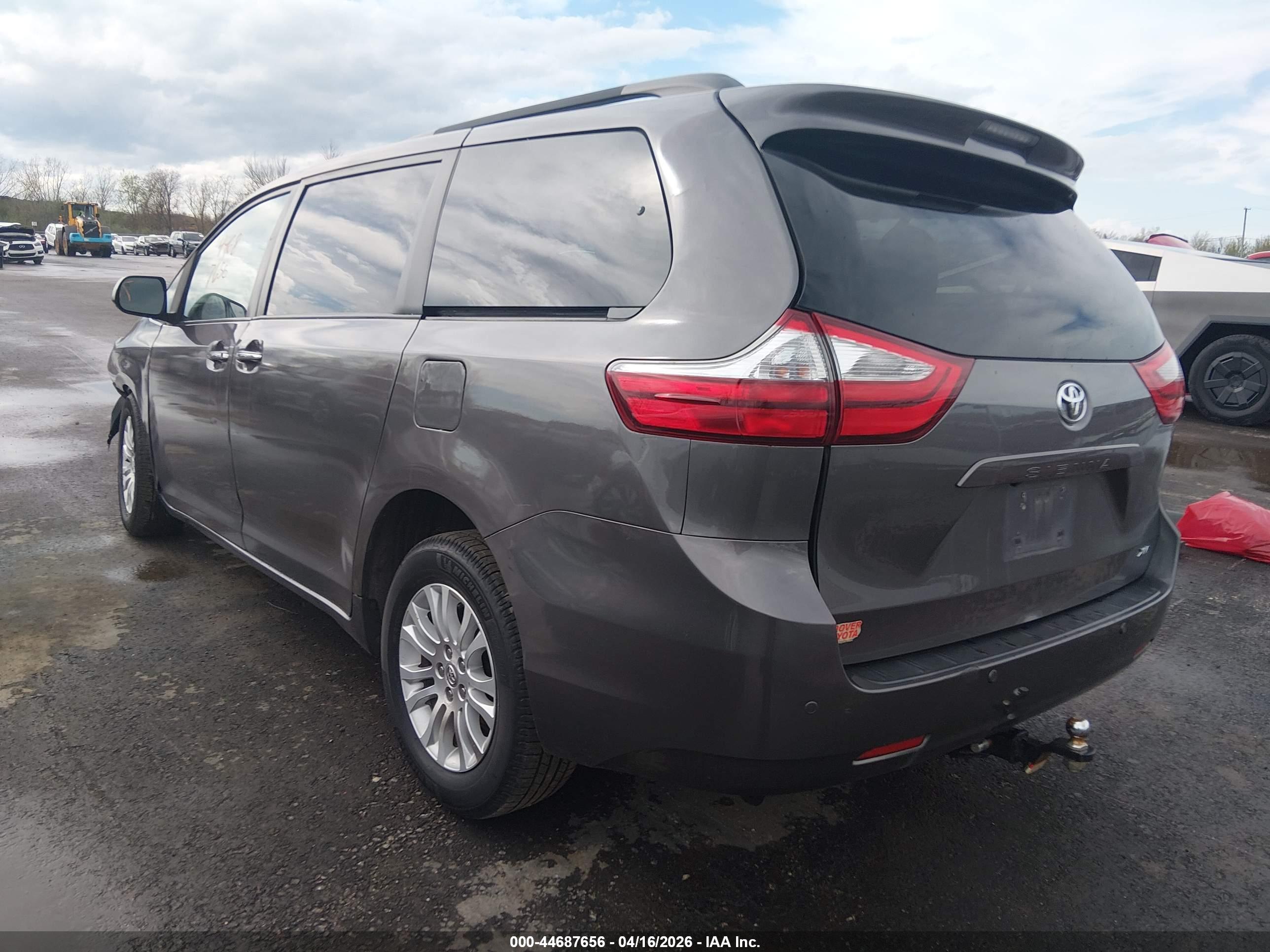 TOYOTA SIENNA image 3