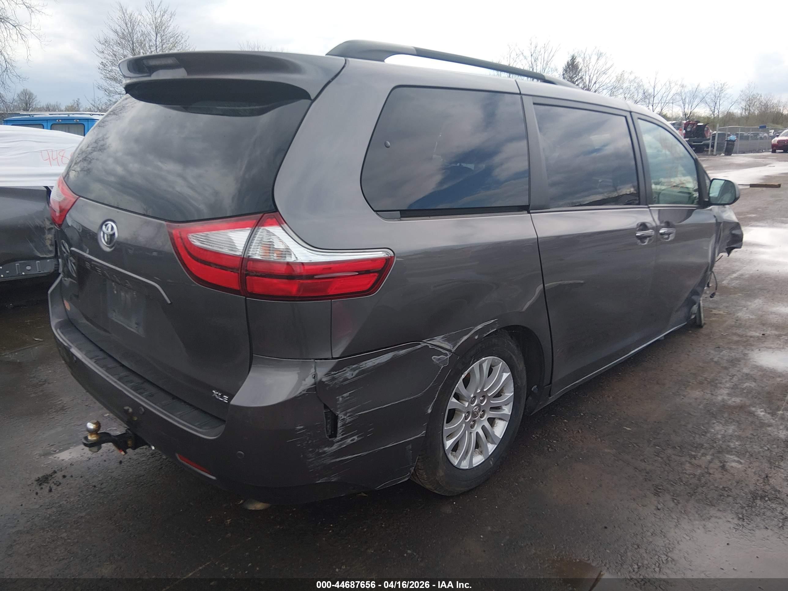 TOYOTA SIENNA image 4