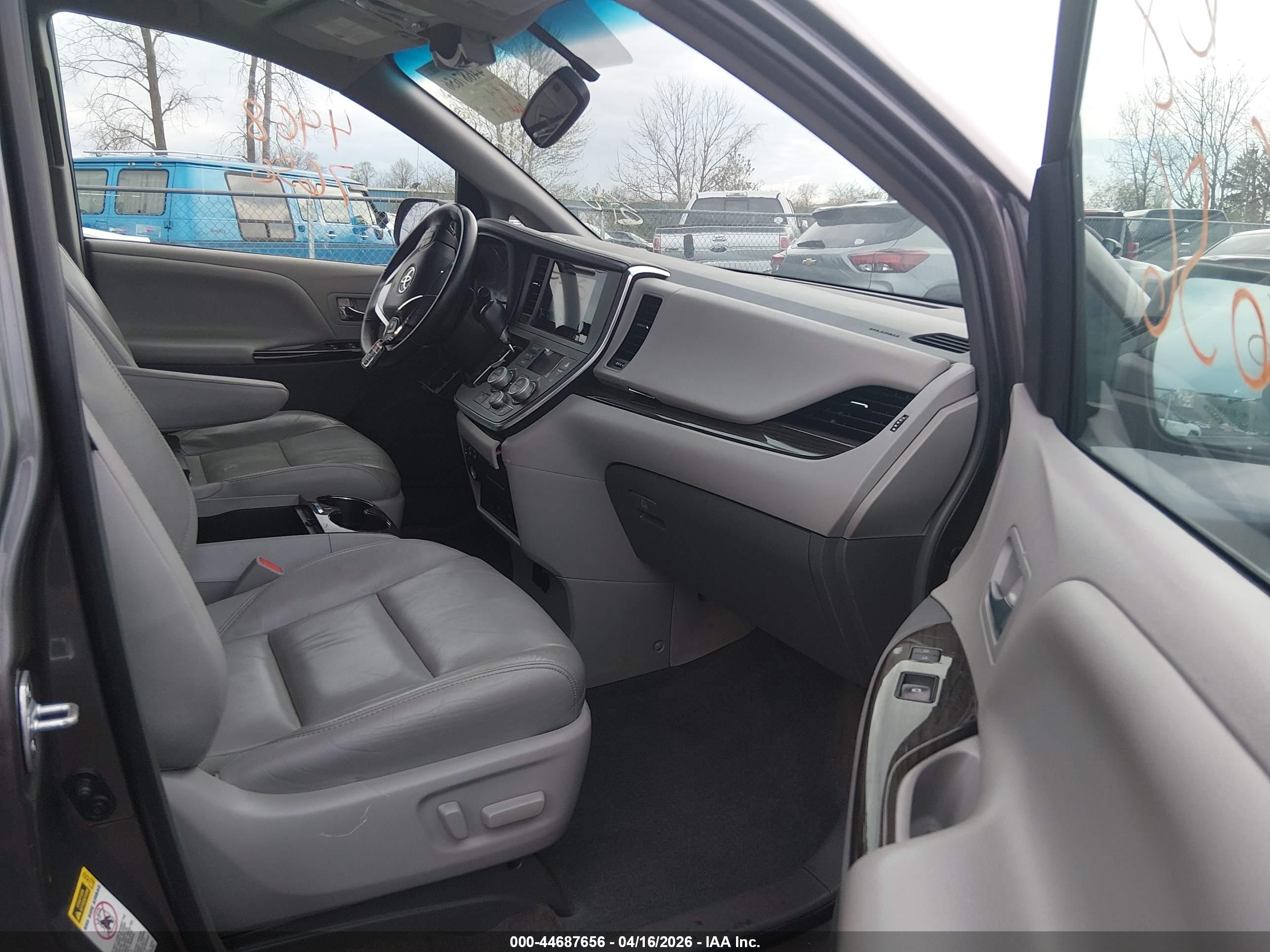 TOYOTA SIENNA image 5
