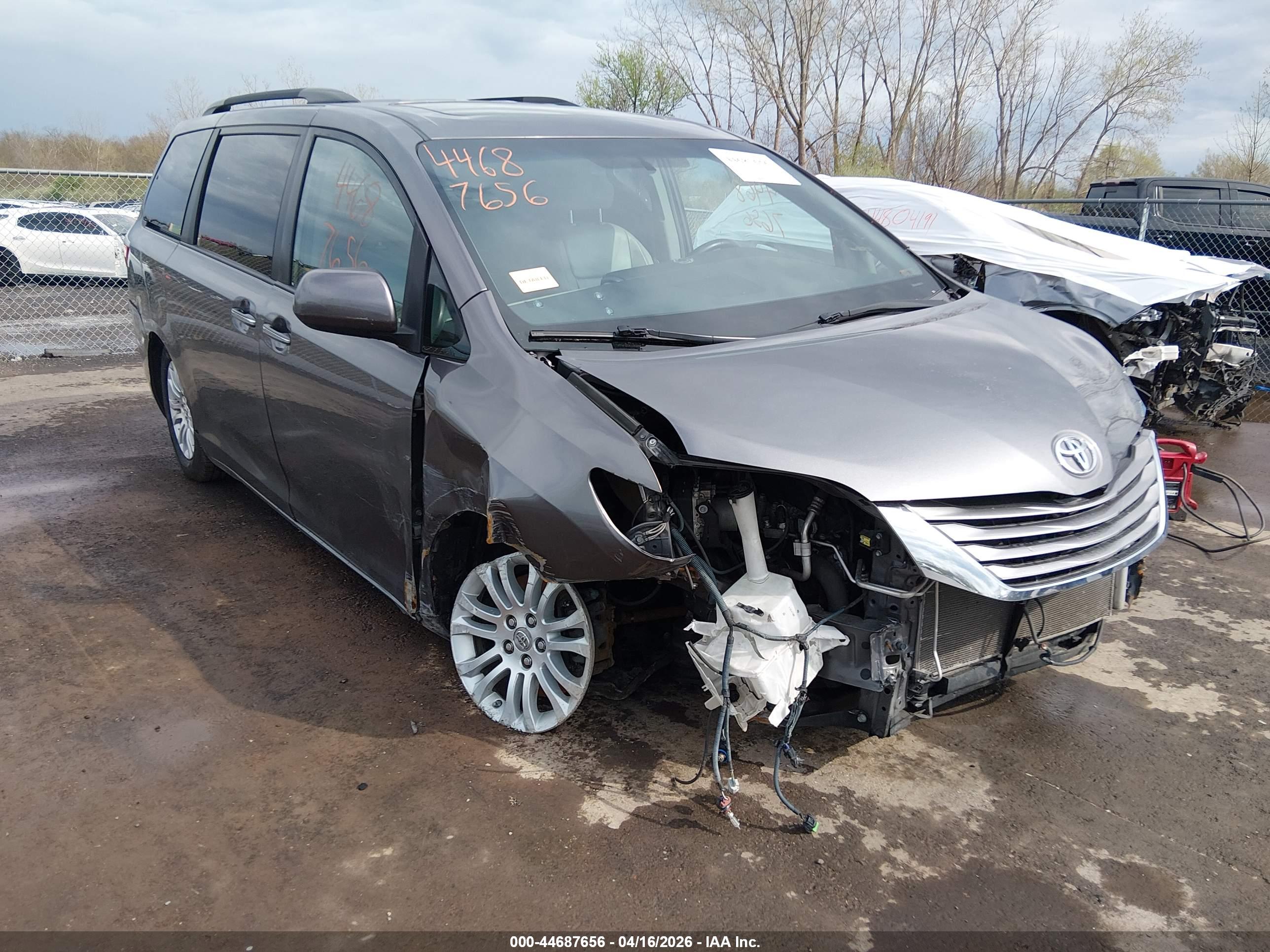 TOYOTA SIENNA image 6