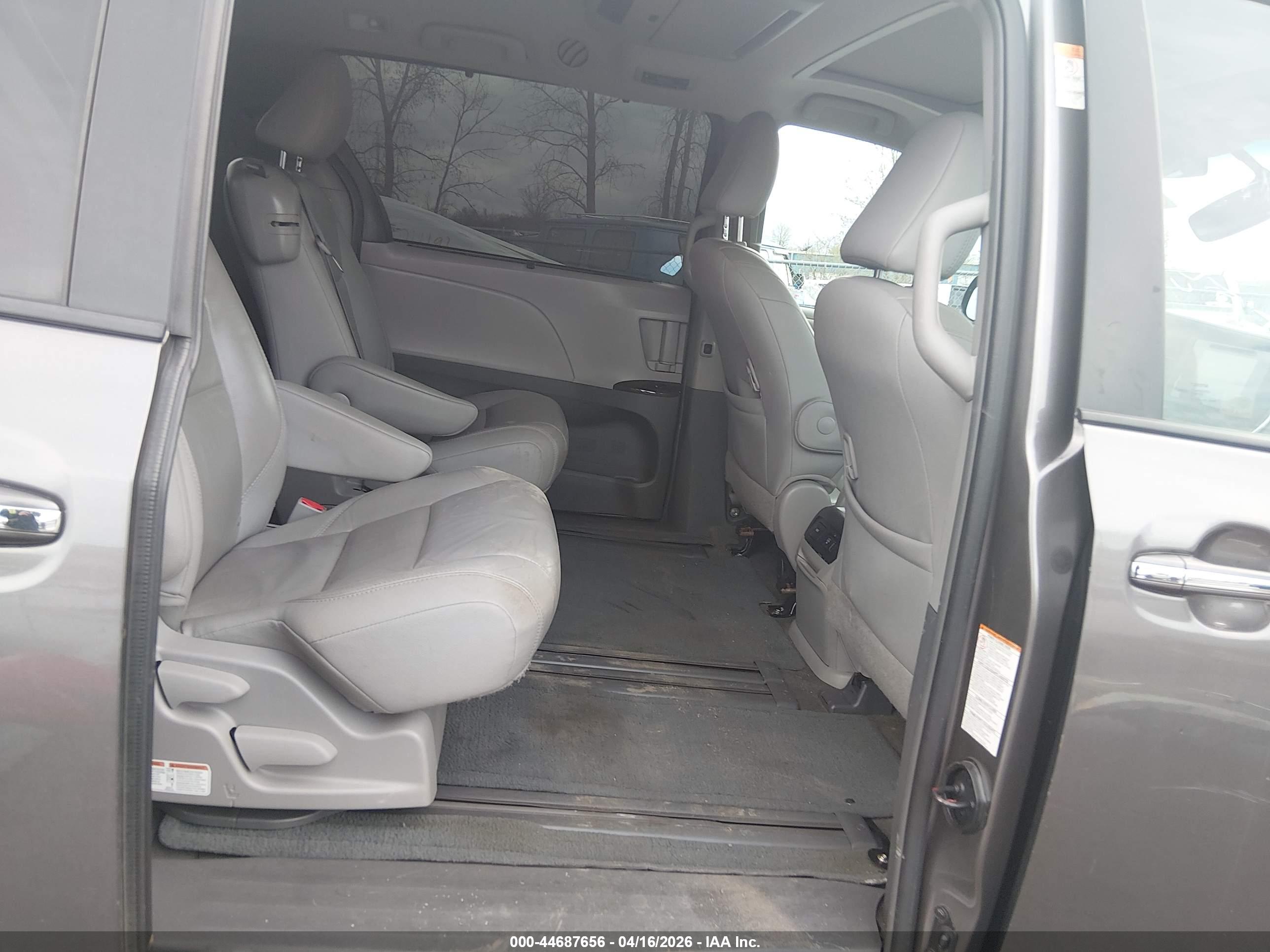 TOYOTA SIENNA image 8