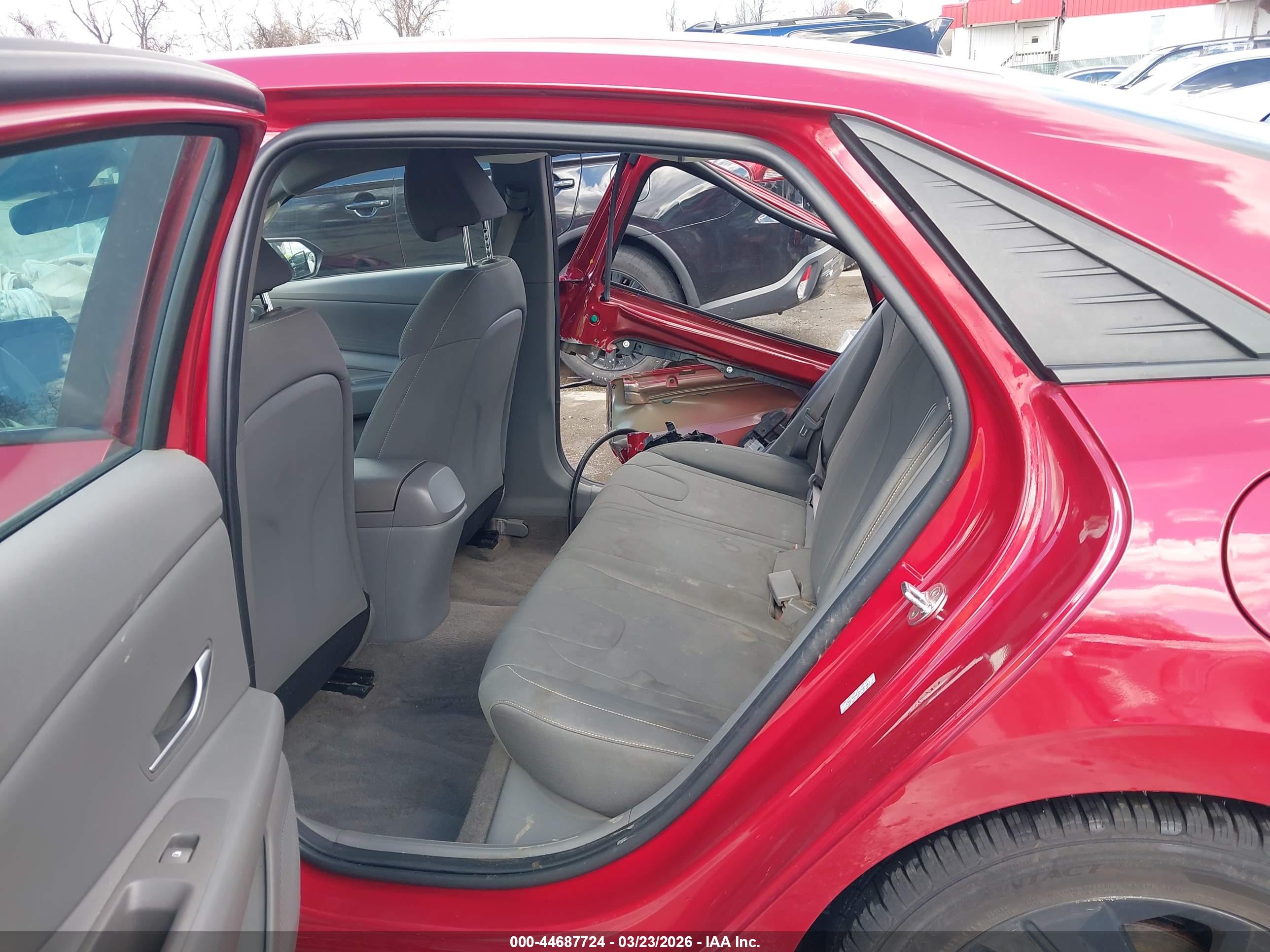 HYUNDAI ELANTRA image 8