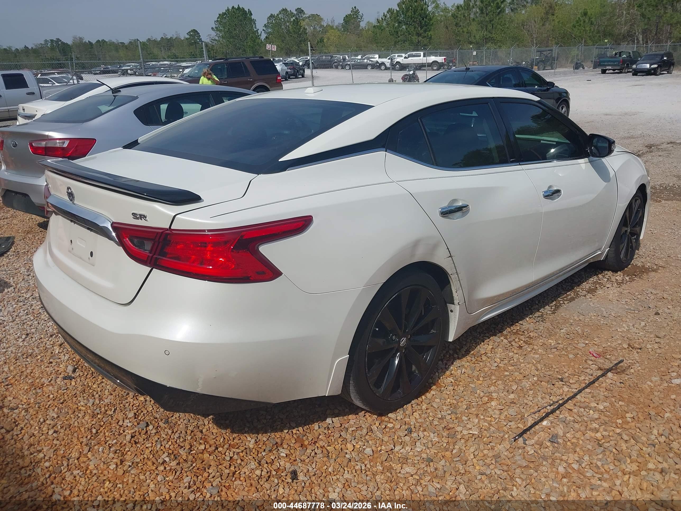 NISSAN MAXIMA image 4