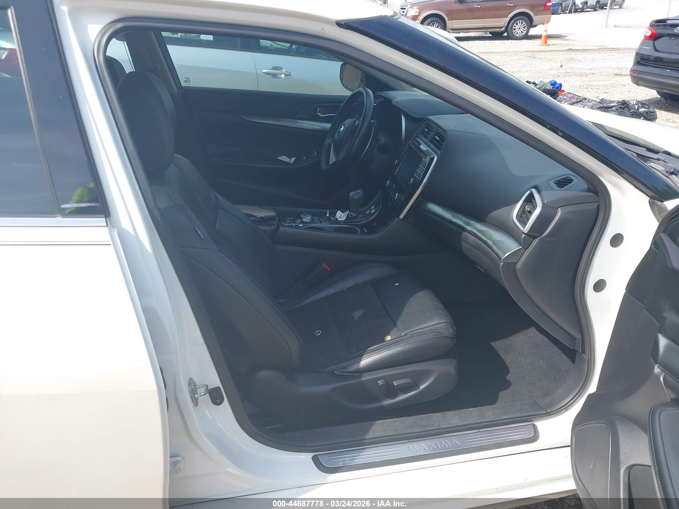 NISSAN MAXIMA image 5