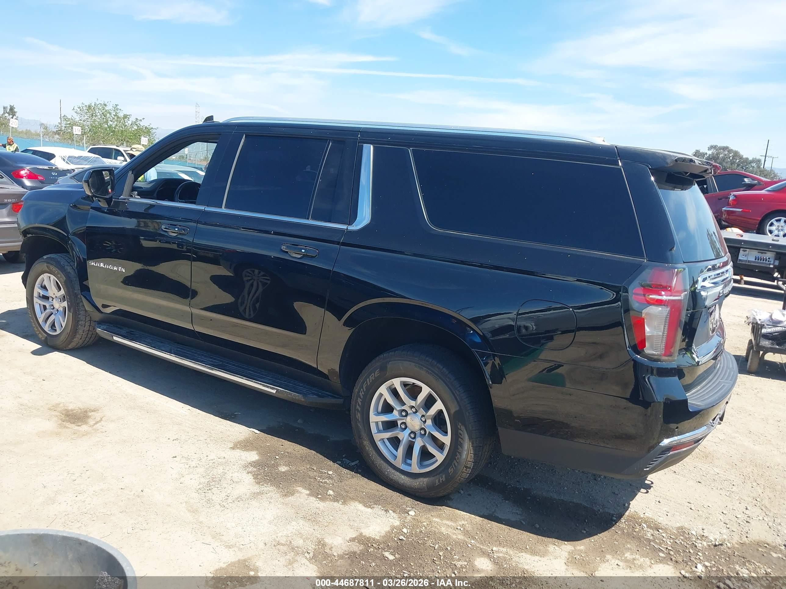 CHEVROLET SUBURBAN image 3