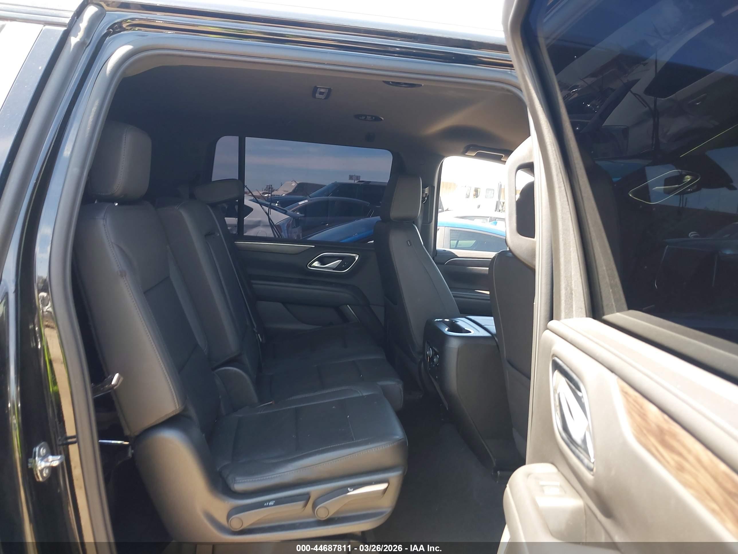CHEVROLET SUBURBAN image 8