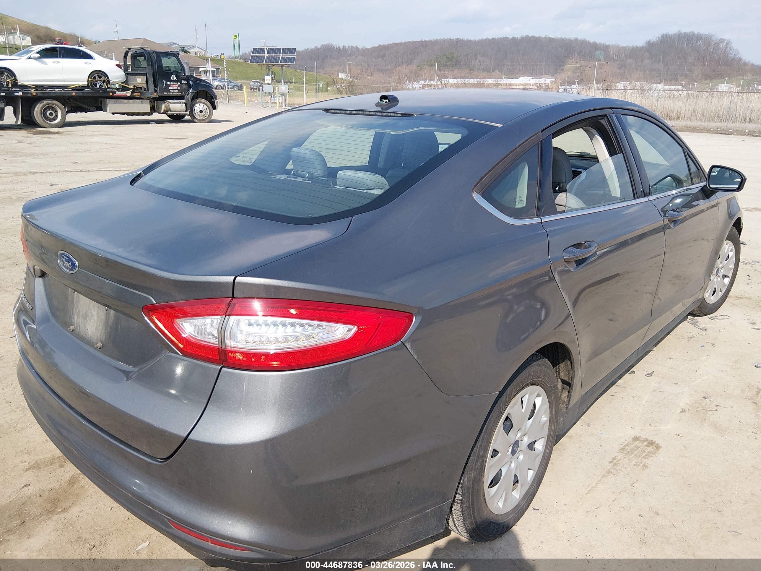 FORD FUSION image 4