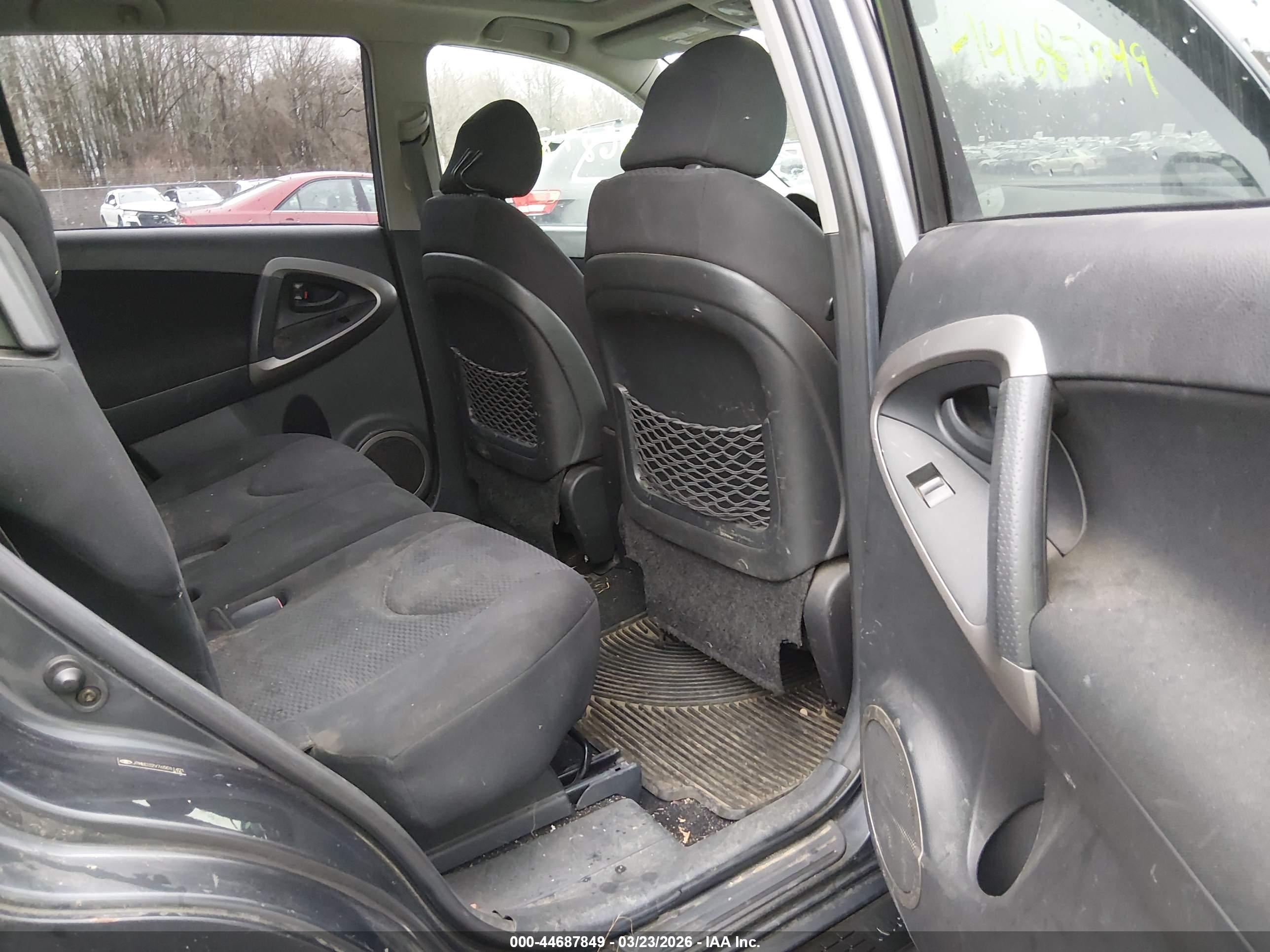 TOYOTA RAV4 image 8