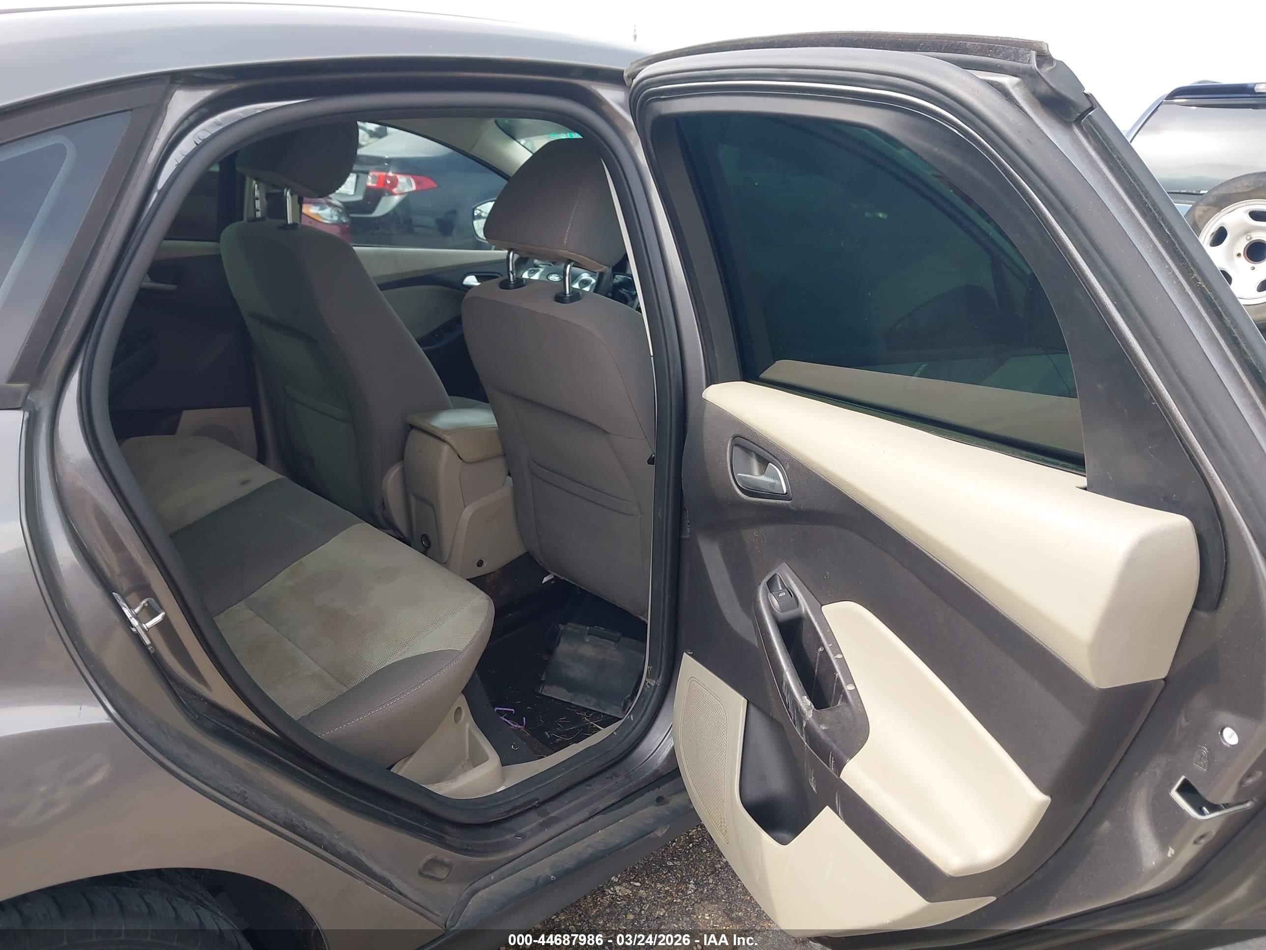 FORD FOCUS image 8