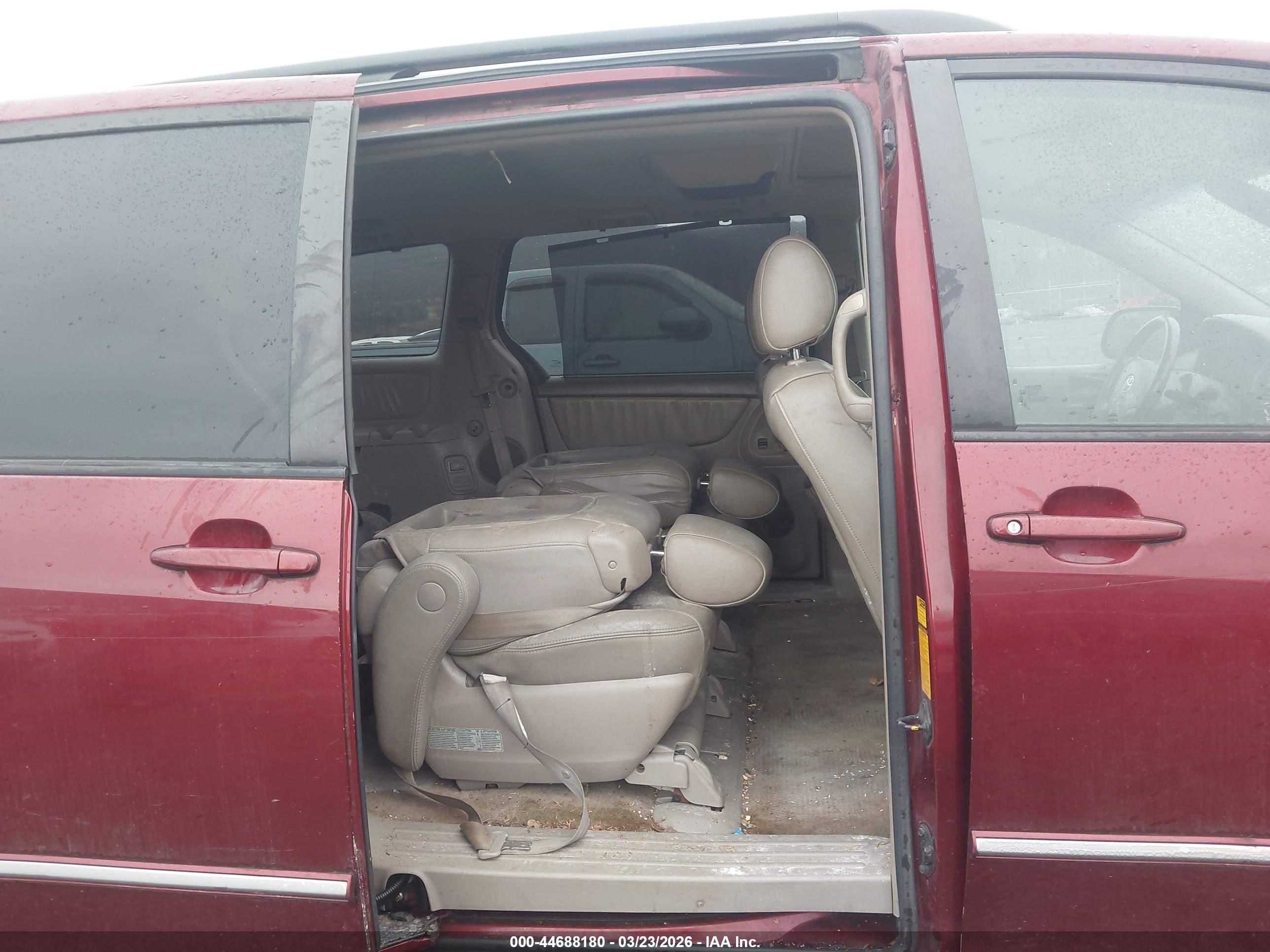 TOYOTA SIENNA image 8