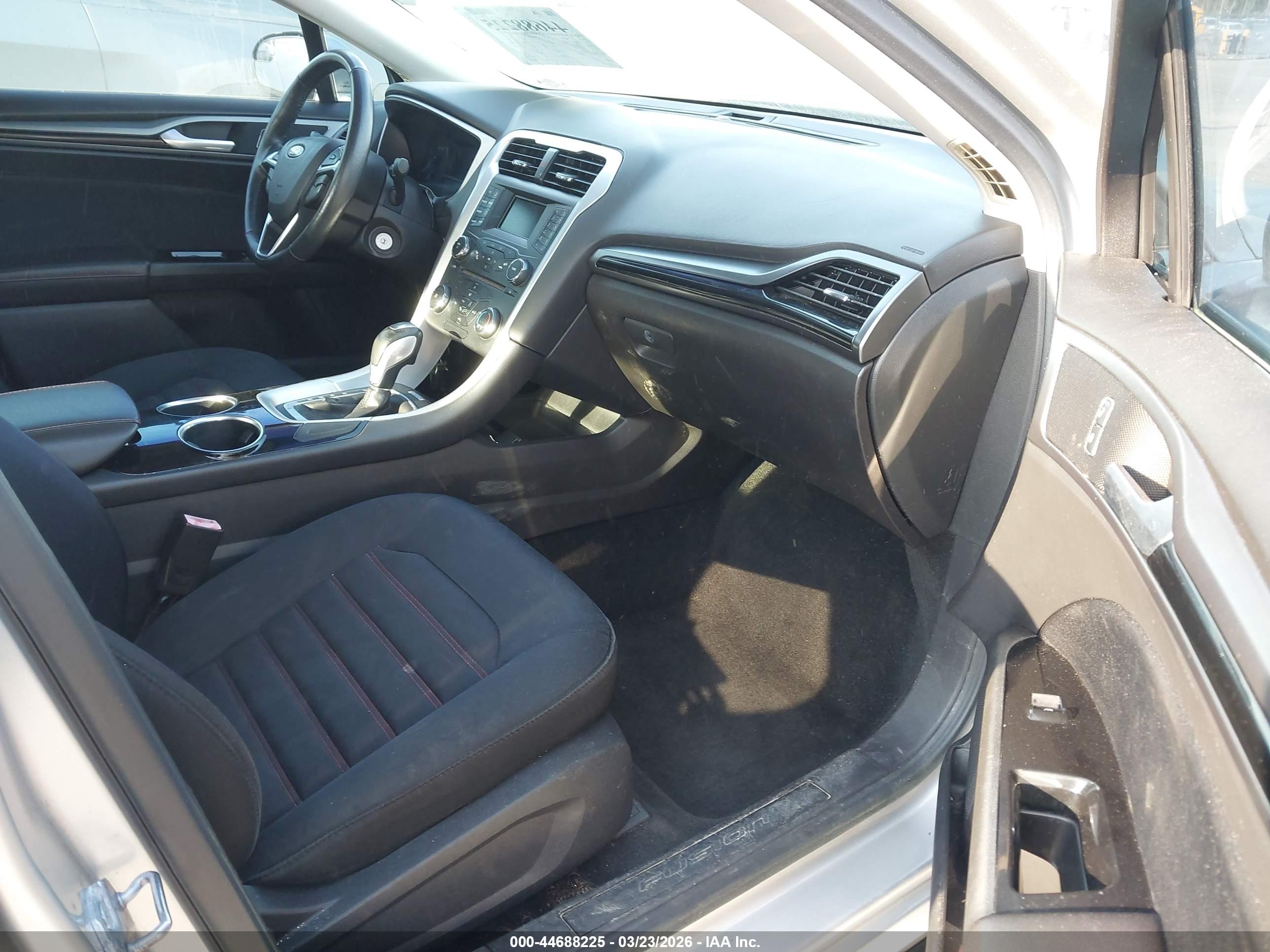 FORD FUSION image 5