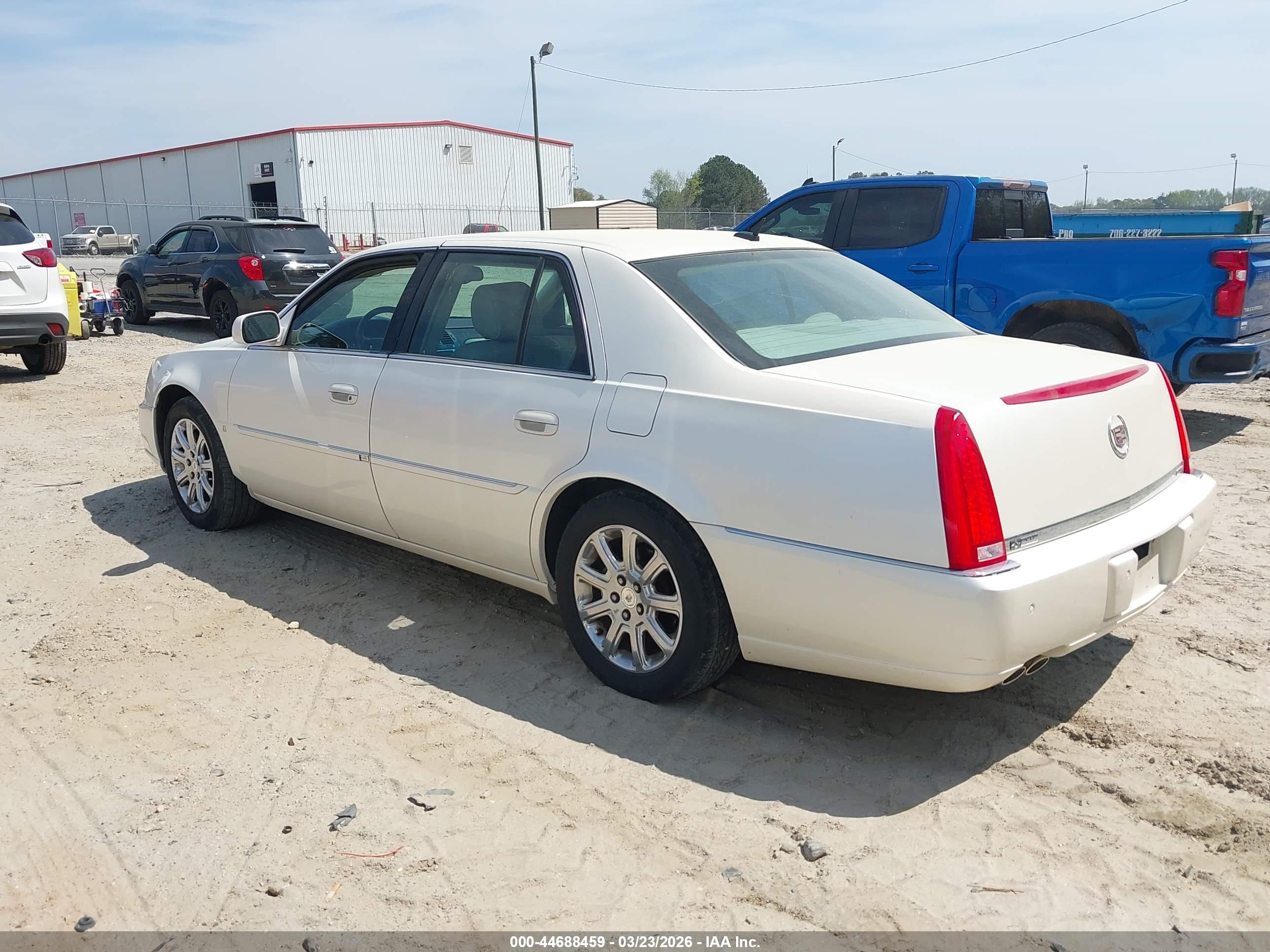 CADILLAC DTS image 3