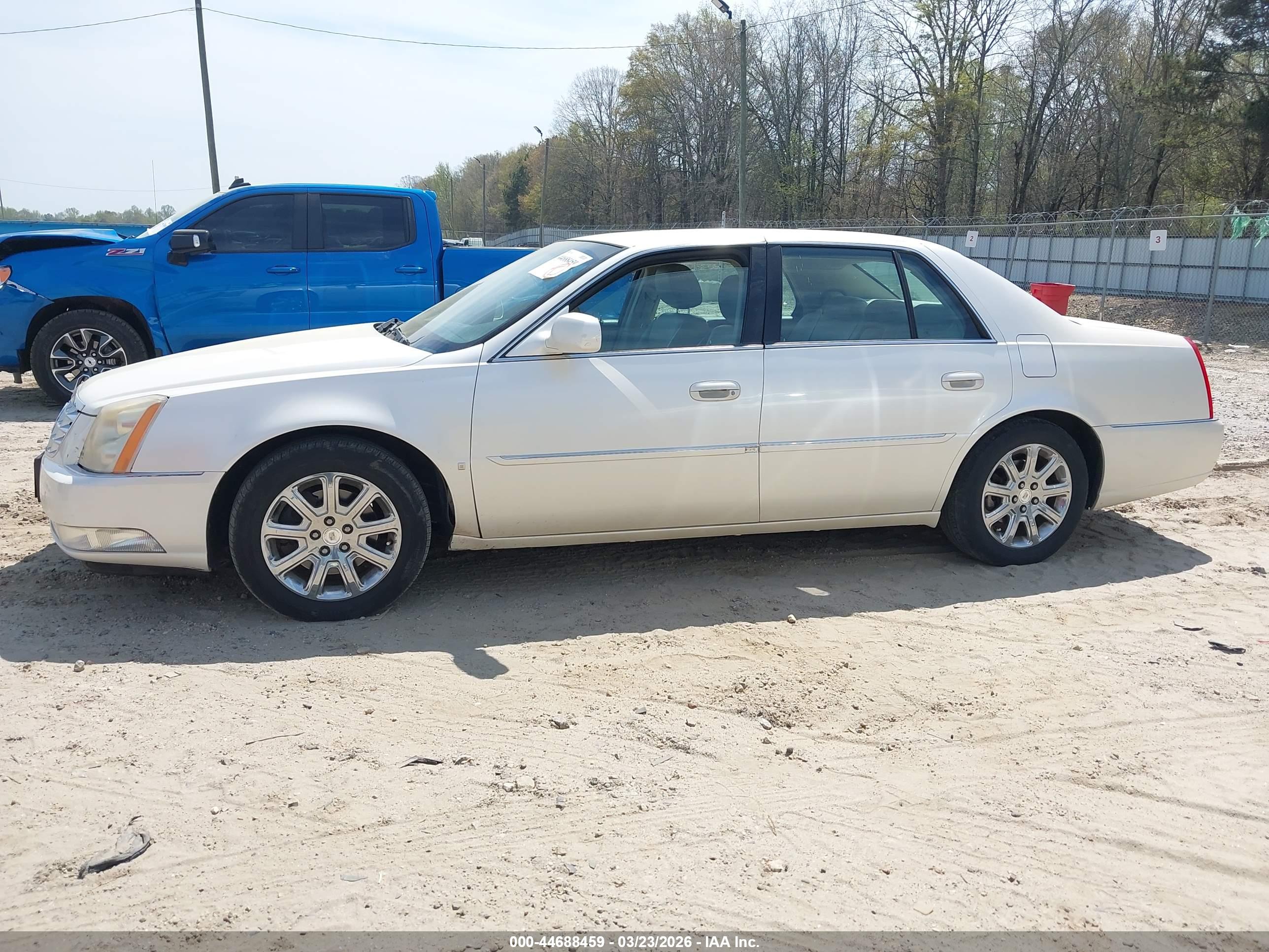 CADILLAC DTS image 6