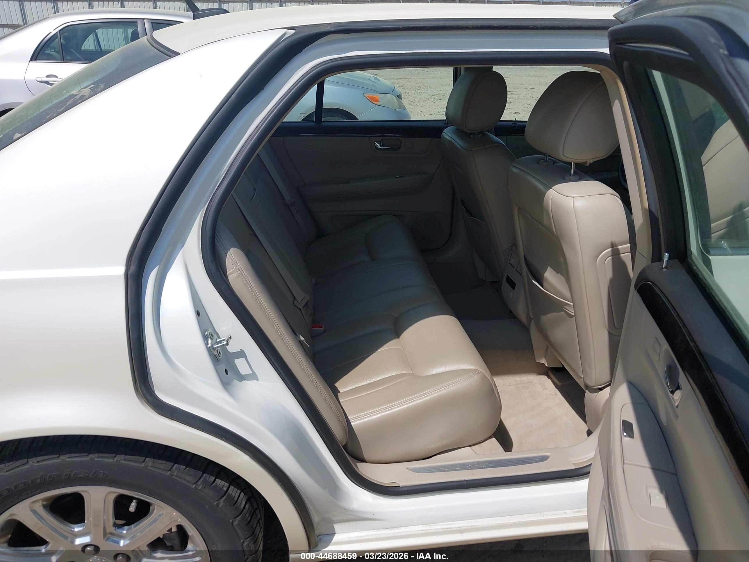 CADILLAC DTS image 8
