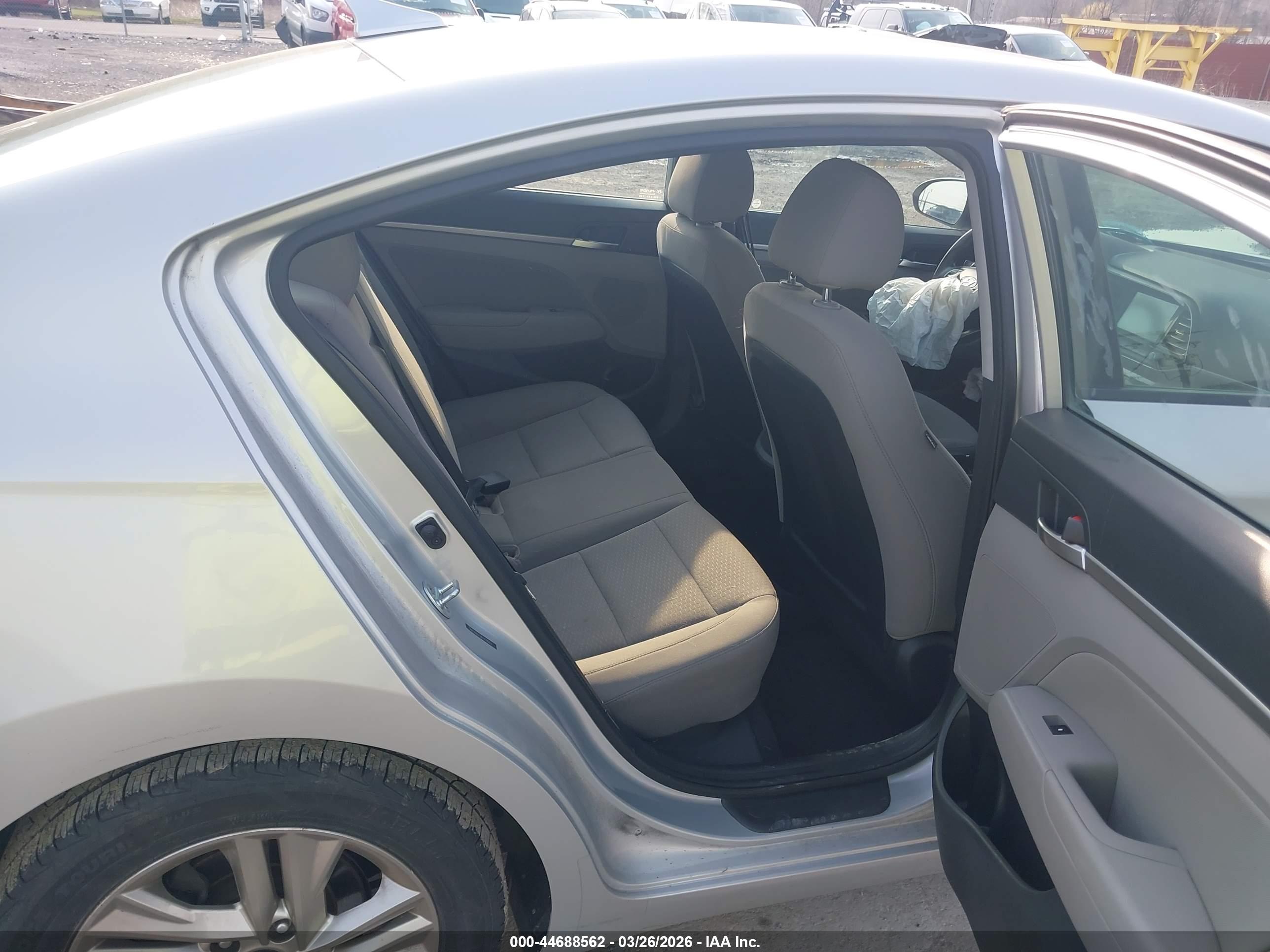 HYUNDAI ELANTRA image 8