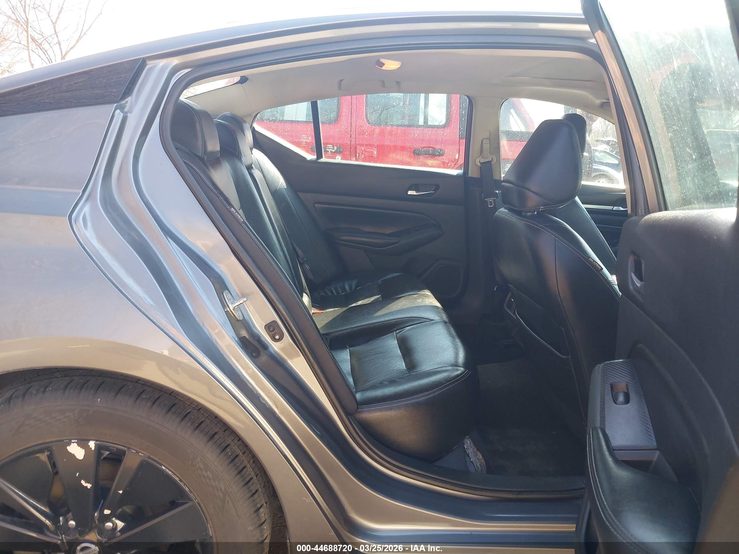 NISSAN ALTIMA image 8
