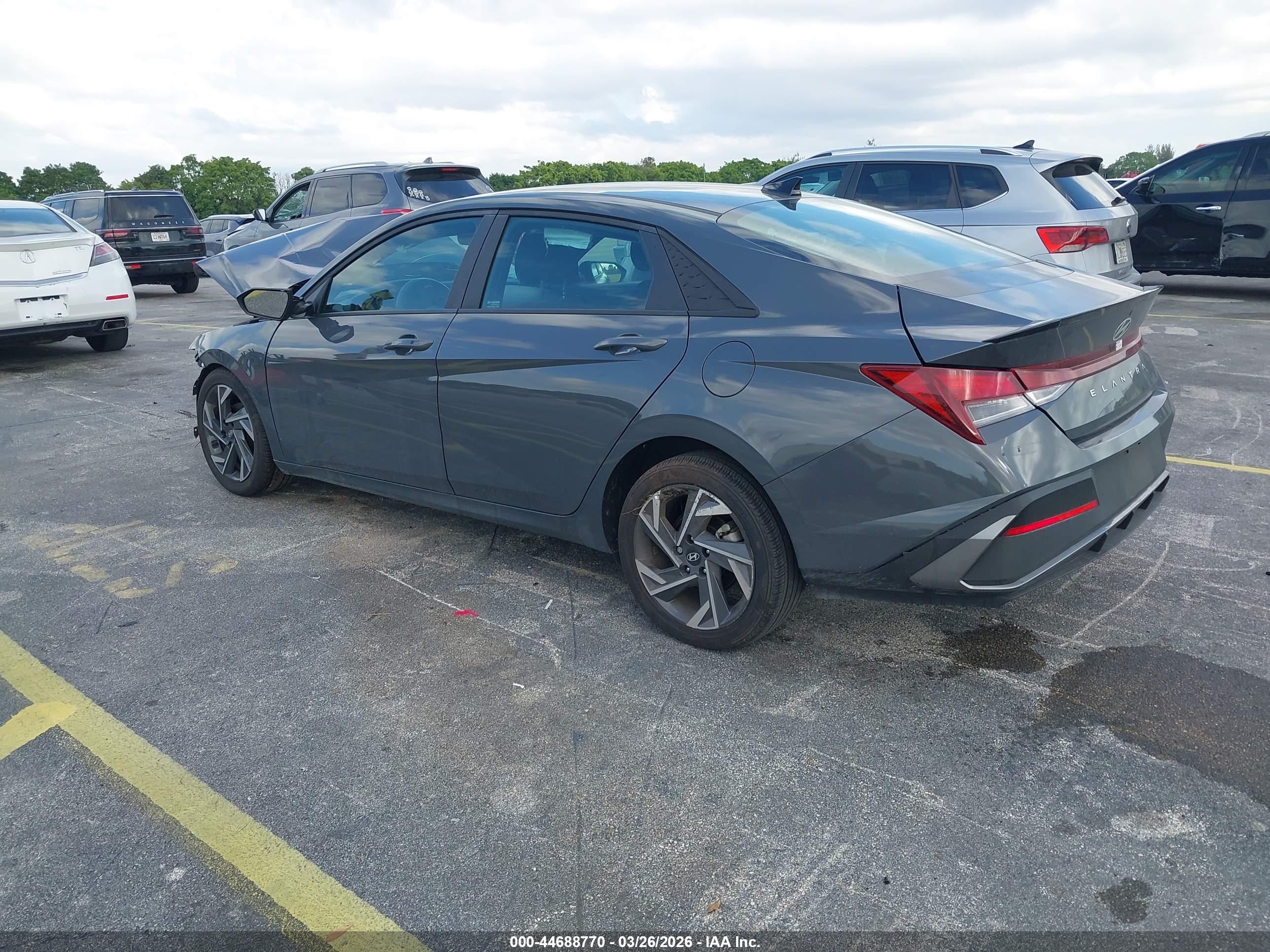 HYUNDAI ELANTRA image 3