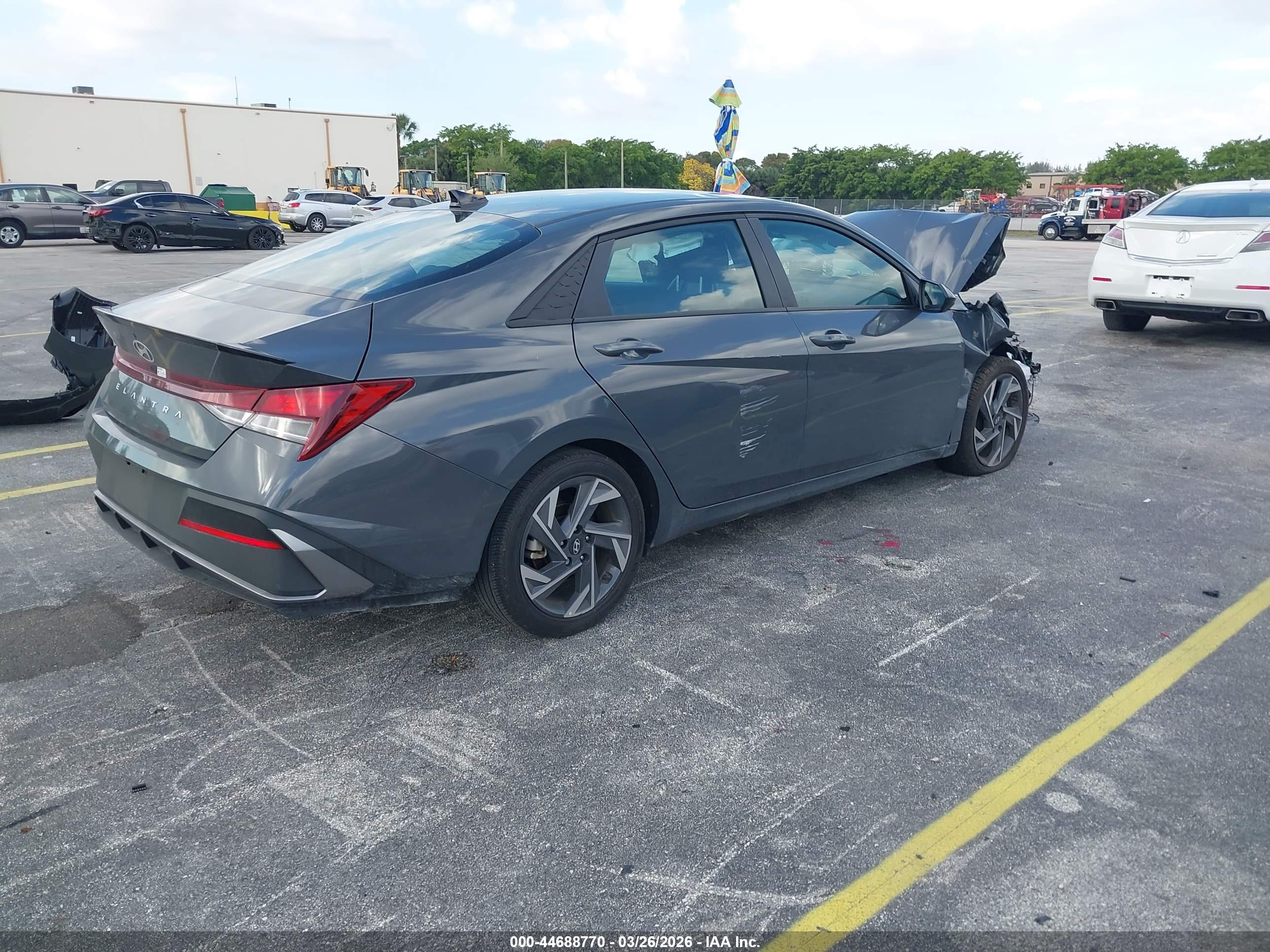 HYUNDAI ELANTRA image 4