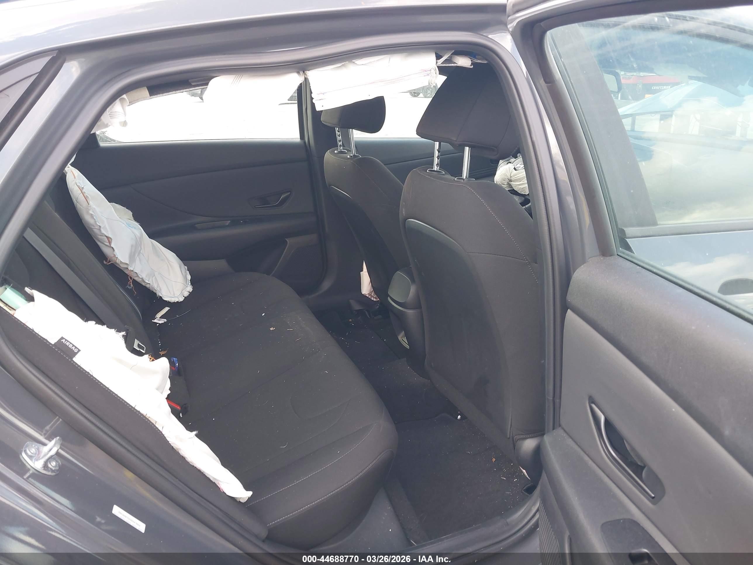 HYUNDAI ELANTRA image 8