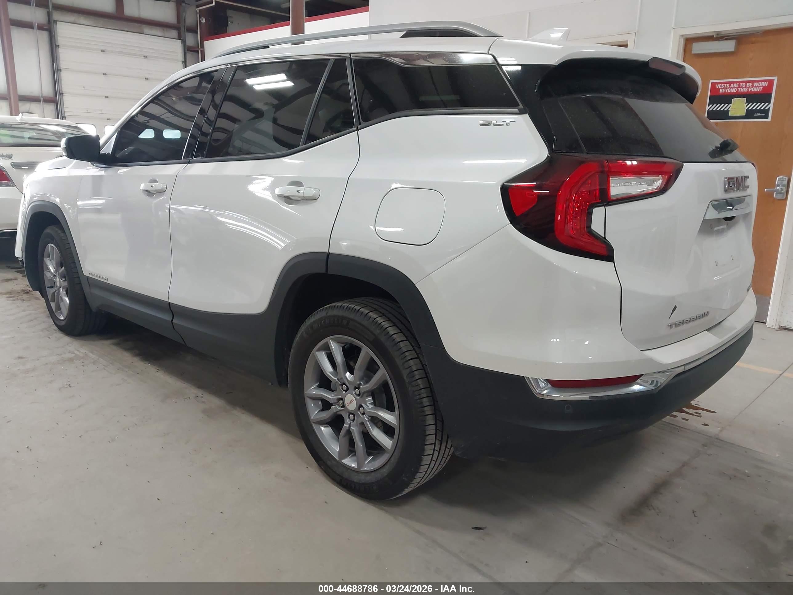 GMC TERRAIN image 3