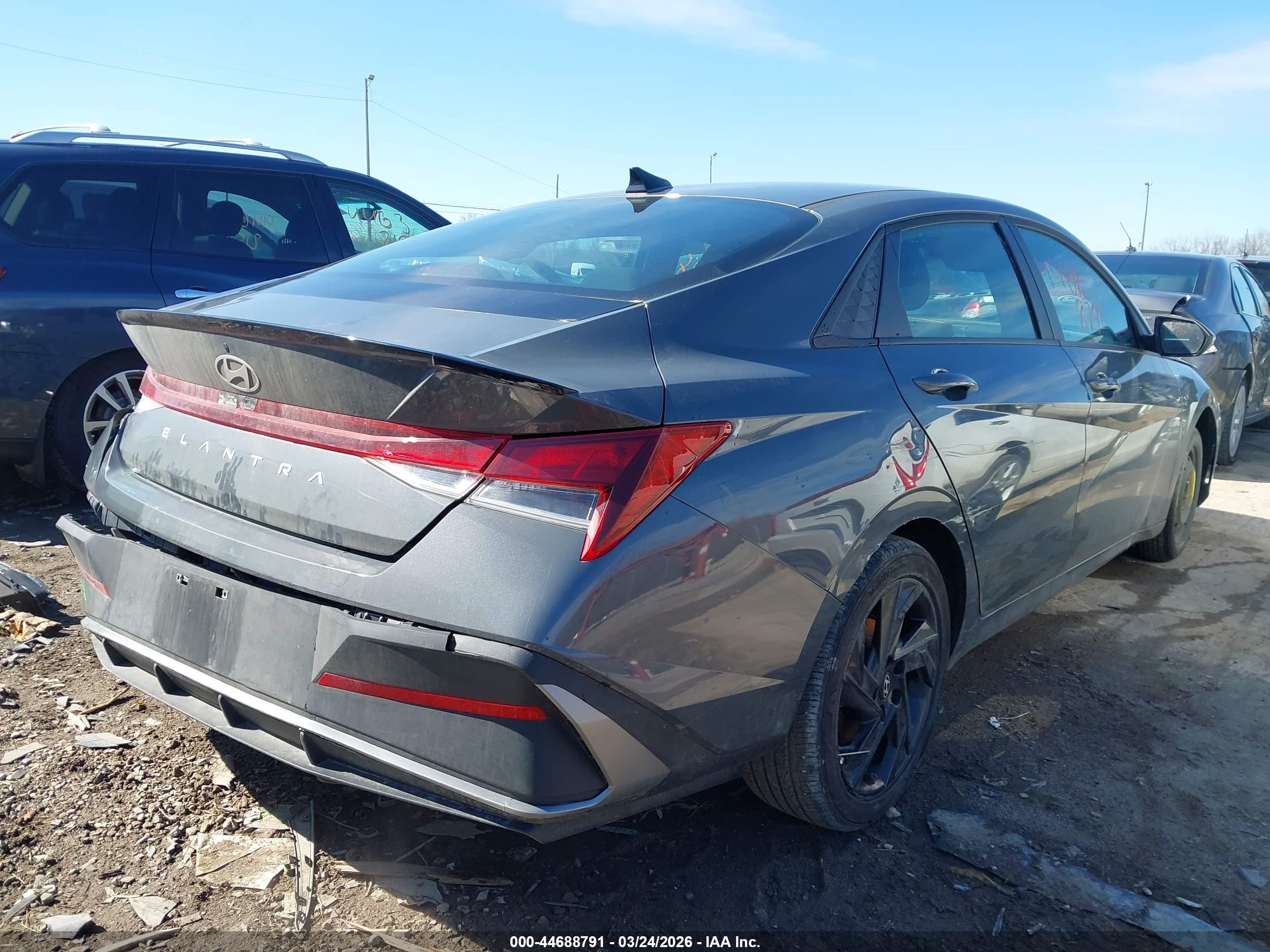 HYUNDAI ELANTRA image 4