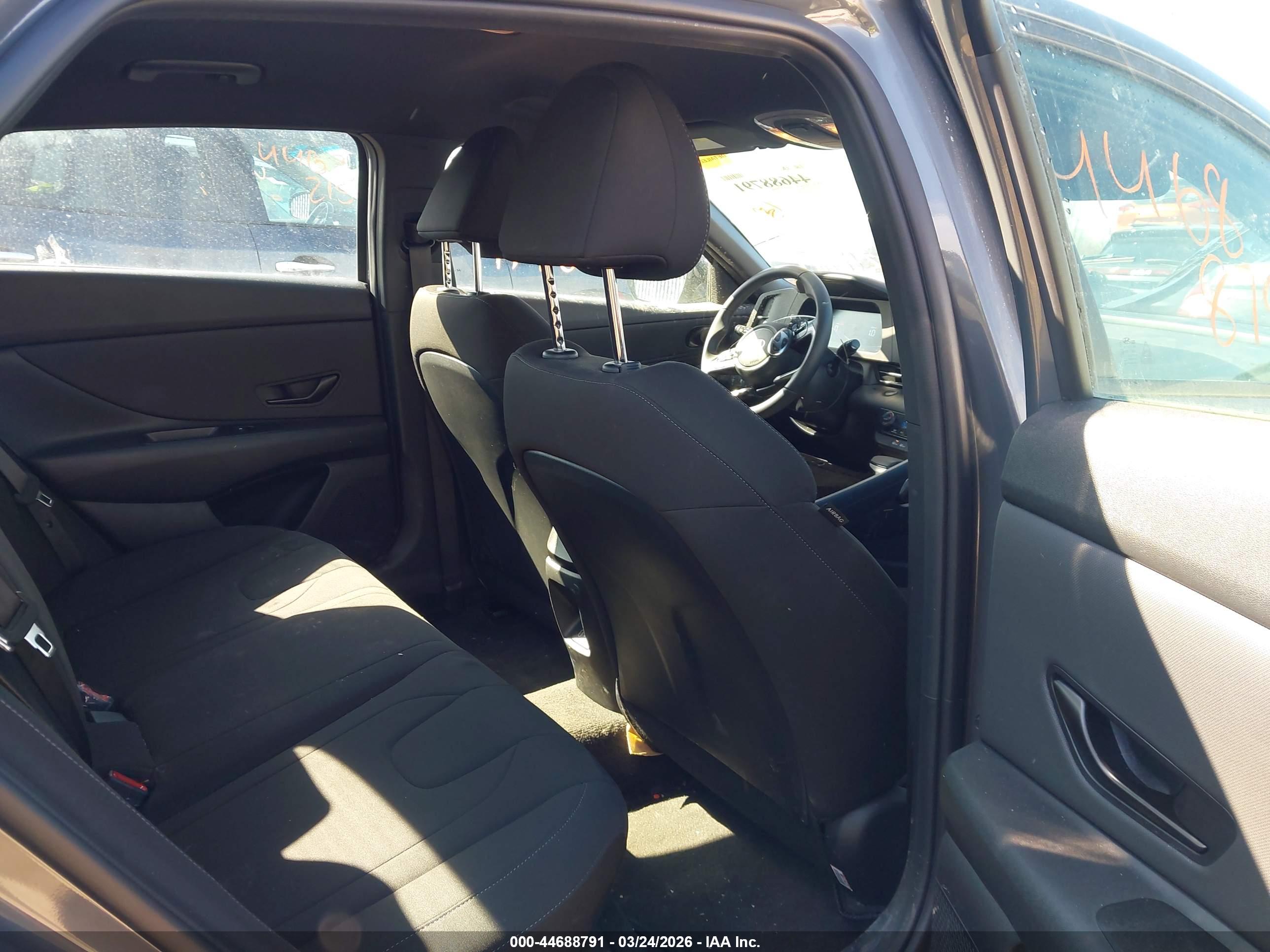 HYUNDAI ELANTRA image 8