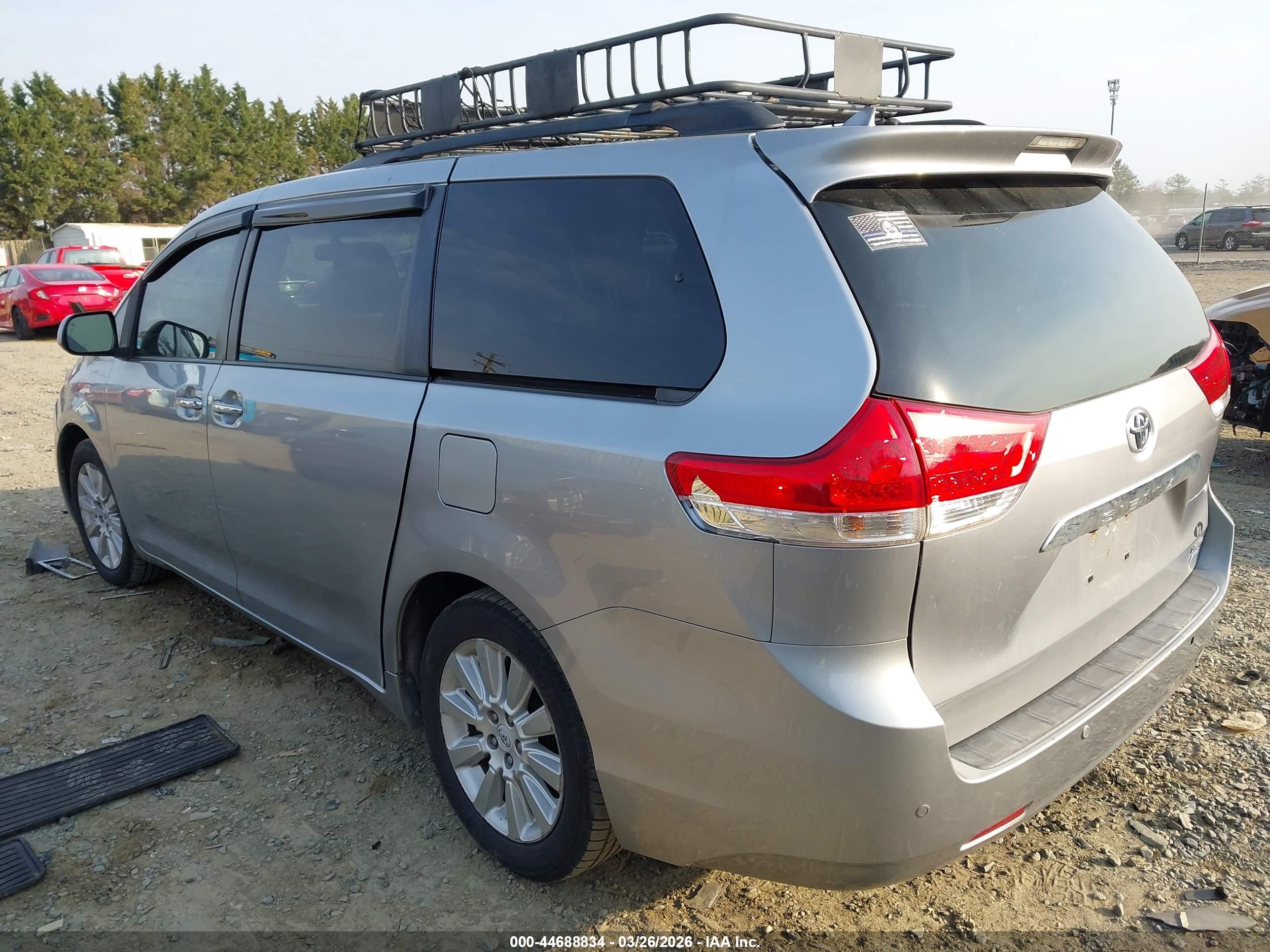 TOYOTA SIENNA image 3