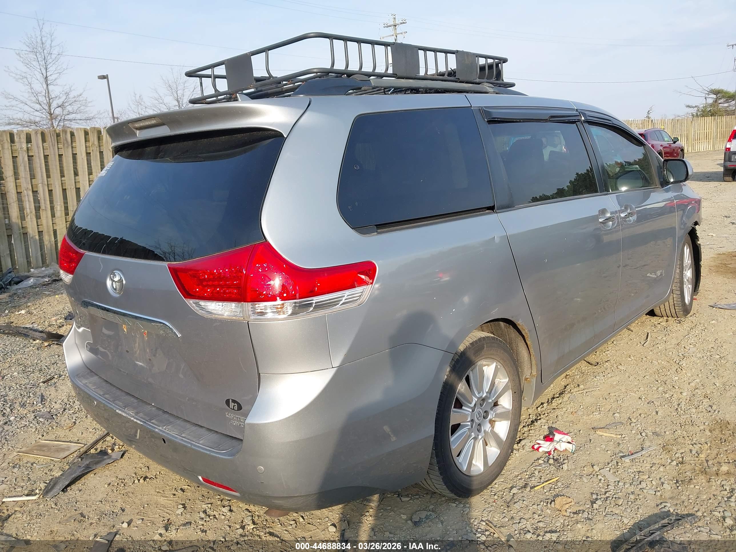 TOYOTA SIENNA image 4